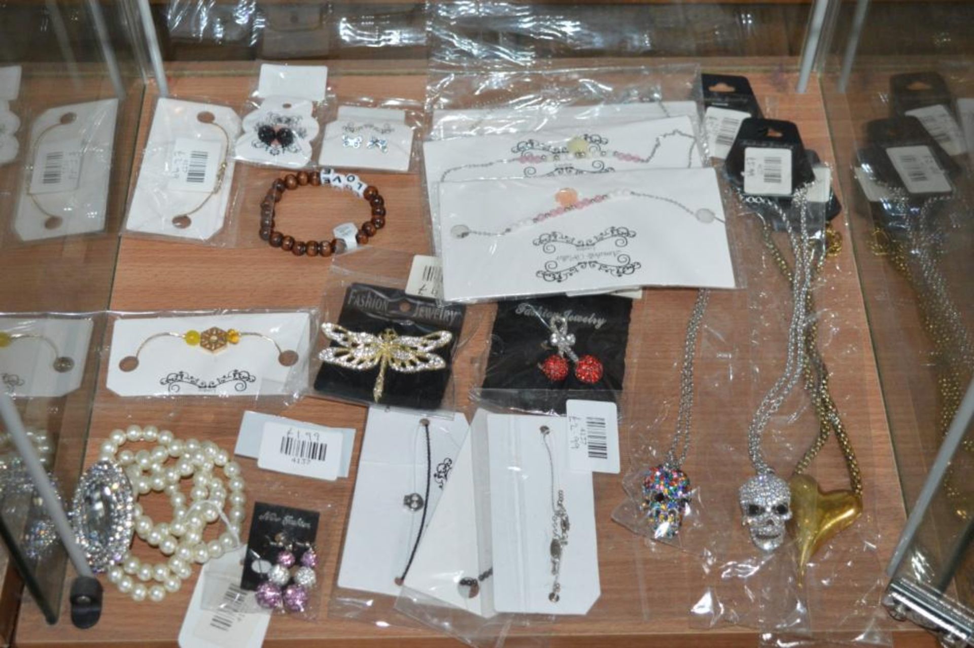 80 x Assorted Pieces of Costume Jewellery - New and Unused Stock - Ref BB853 2F - CL351 - Location: - Image 5 of 5