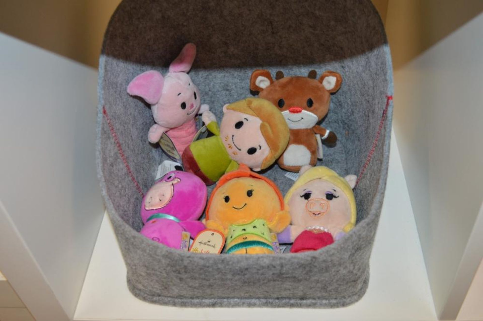 Approx 100 x Hallmark Itty Bittsy Character Soft Toys With 18 x Storage Baskets - Ref BB - CL351 - L - Image 6 of 19