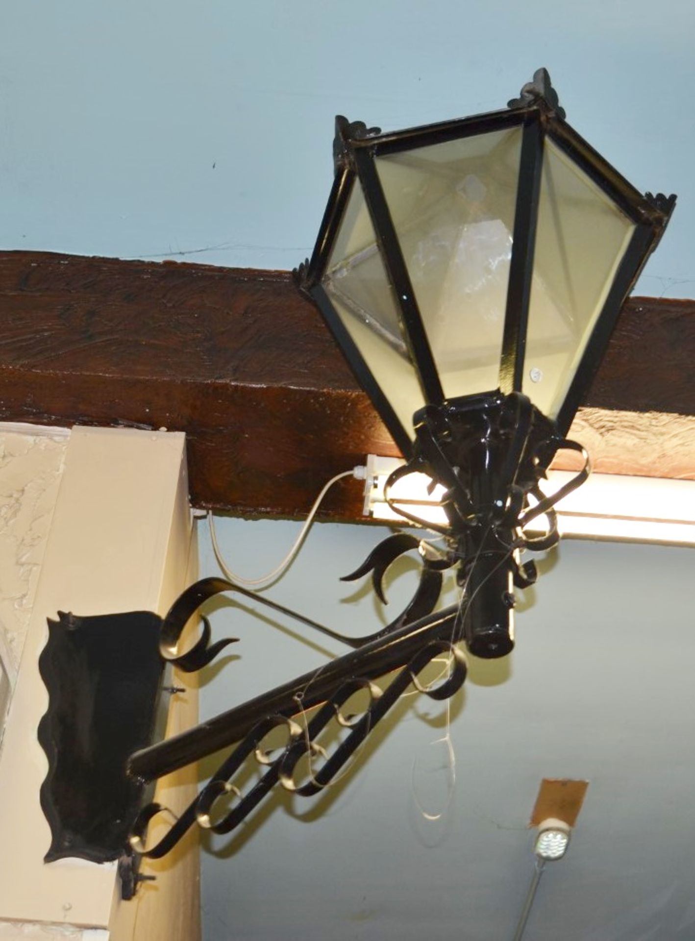 1 x Victorian Style Wall Lantern Light Fitting With Corner Bracket - Large Size in Black - Approx