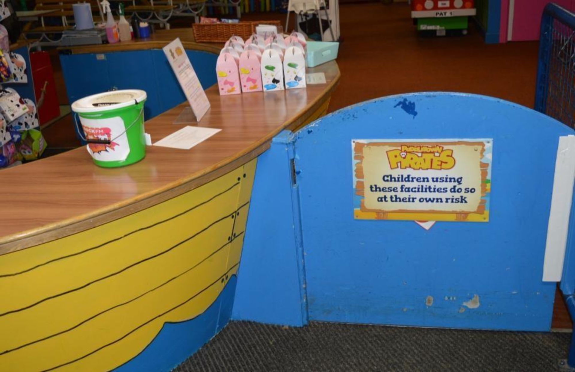 1 x Puddletown Pirate Ship Reception Counter With Magnetic Visitors Door - H82 x W370 x D490 cms - R - Image 2 of 9