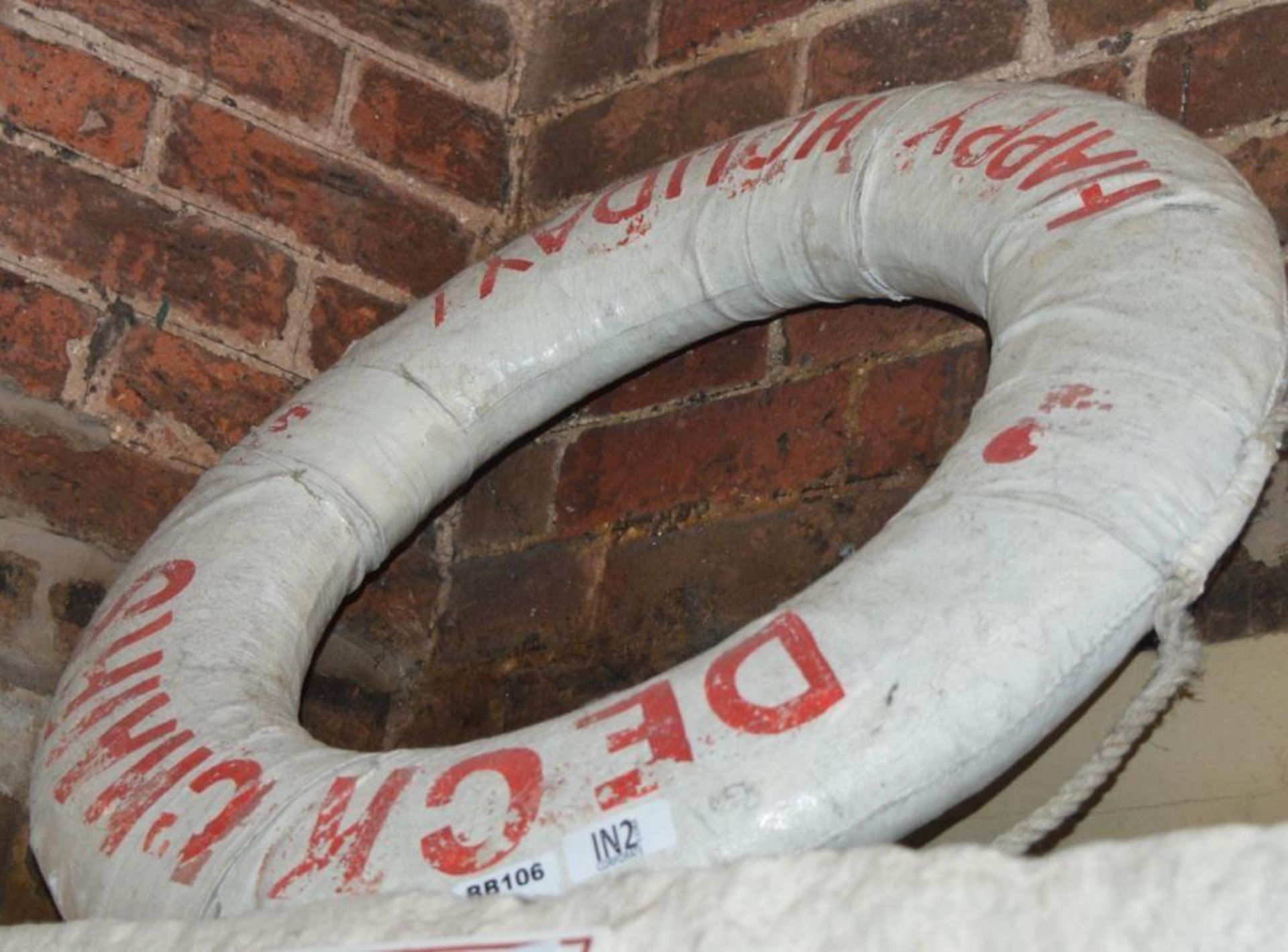 1 x Vintage Happy Holidays Deck Chairs Life Saving Buoy Ring - Ref BB106 SF - CL351 - Location: Chor - Image 4 of 5