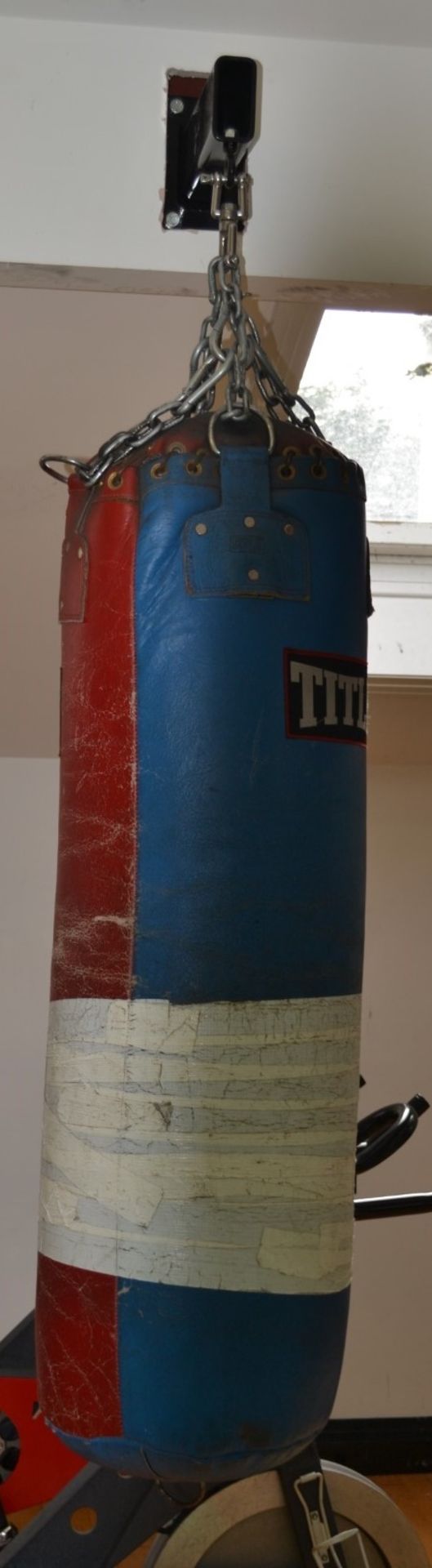 1 x Title Boxing Punch Bag With Wall Bracket and Hanging Chain - Ref: J2008/1FDS - CL356