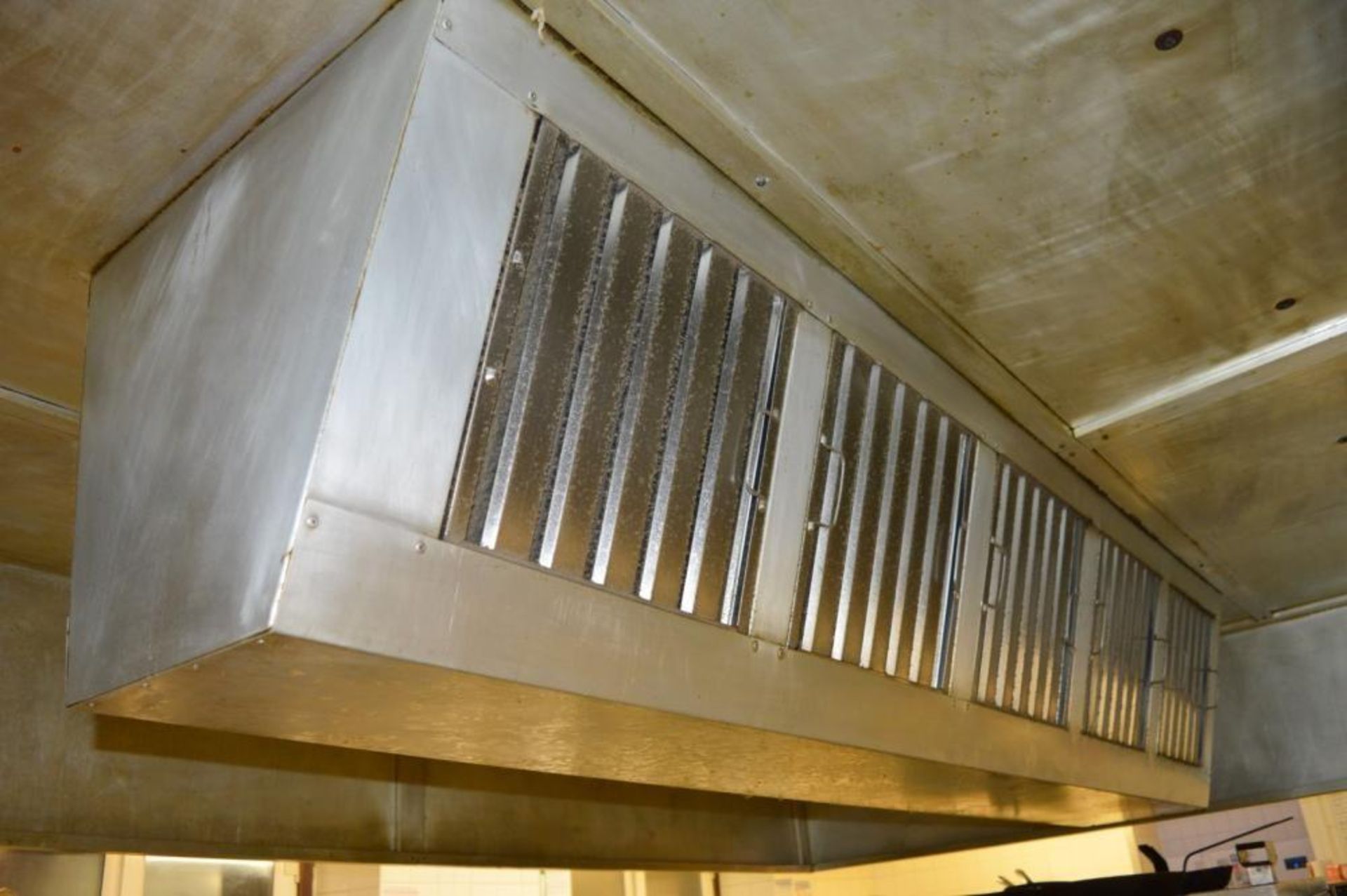 1 x Stainless Steel Canopy Extractor Hood With Filters - H46 x W232 x L351 cms - Filter Unit 250 x 5 - Image 3 of 4
