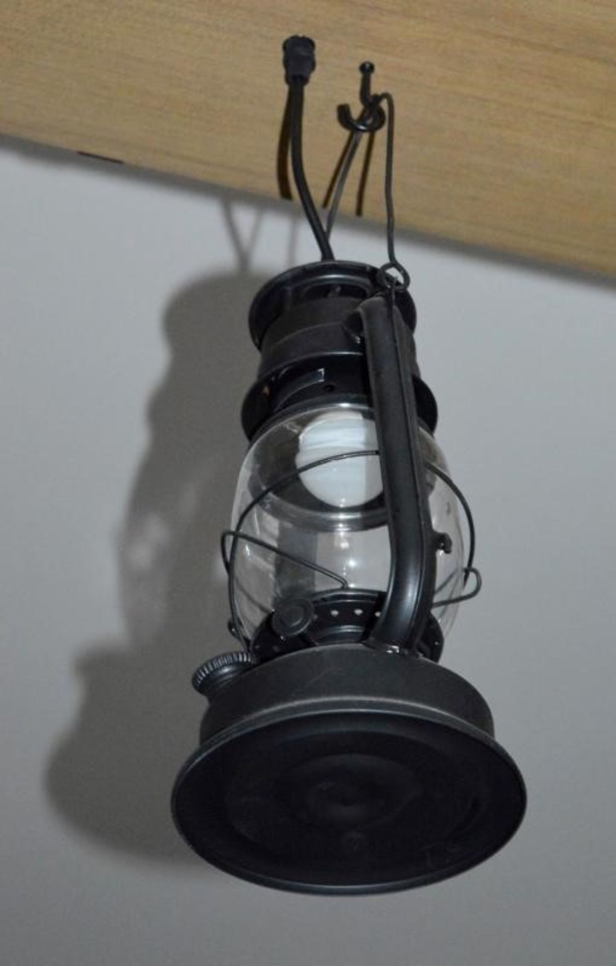 1 x Rustic Wooden Beam Decorative 5 Hurricane Lantern Ceiling Light - Ex Display Stock - CL298 - Ref - Image 5 of 5