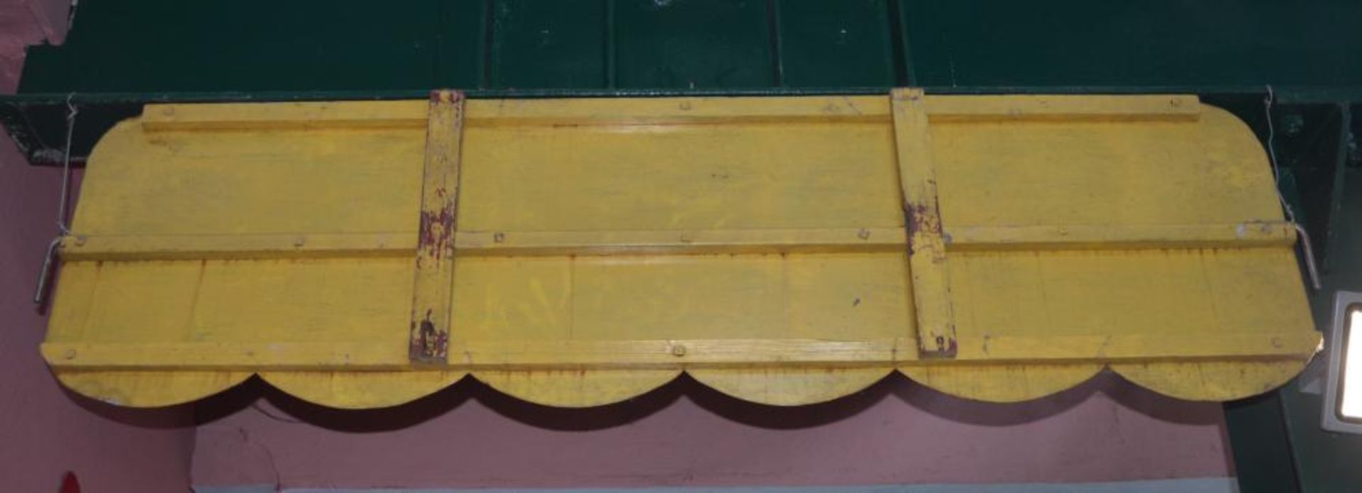 1 x Vintage Metal Hand Painted Fairground Ride Barrier Fence Panel With Braced Back and Mounting Hoo - Image 3 of 3
