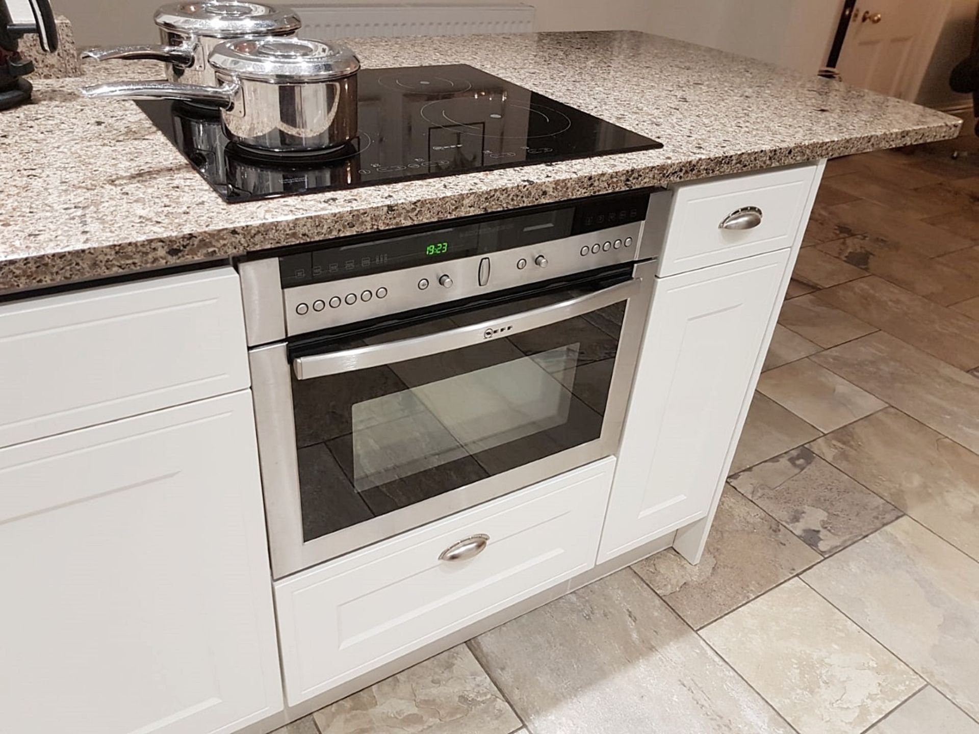 1 x Beautiful Bespoke Shaker-Style KELLER Kitchen - CL365 - Location: Bowden WA14 - NO VAT ON HAMMER - Image 28 of 34