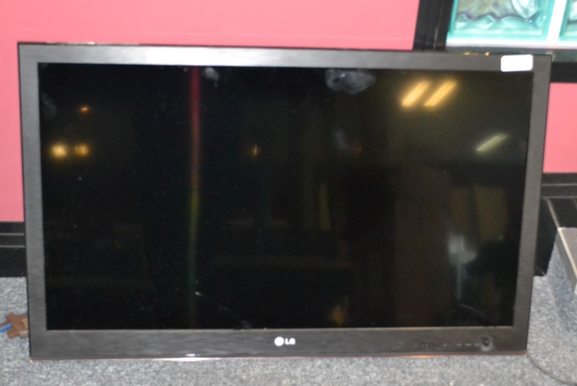 1 x LG 32 Inch Flatscreen Television - Ref: J2018/1FG - CL356 - Location: Middleton, M24 - No VAT on