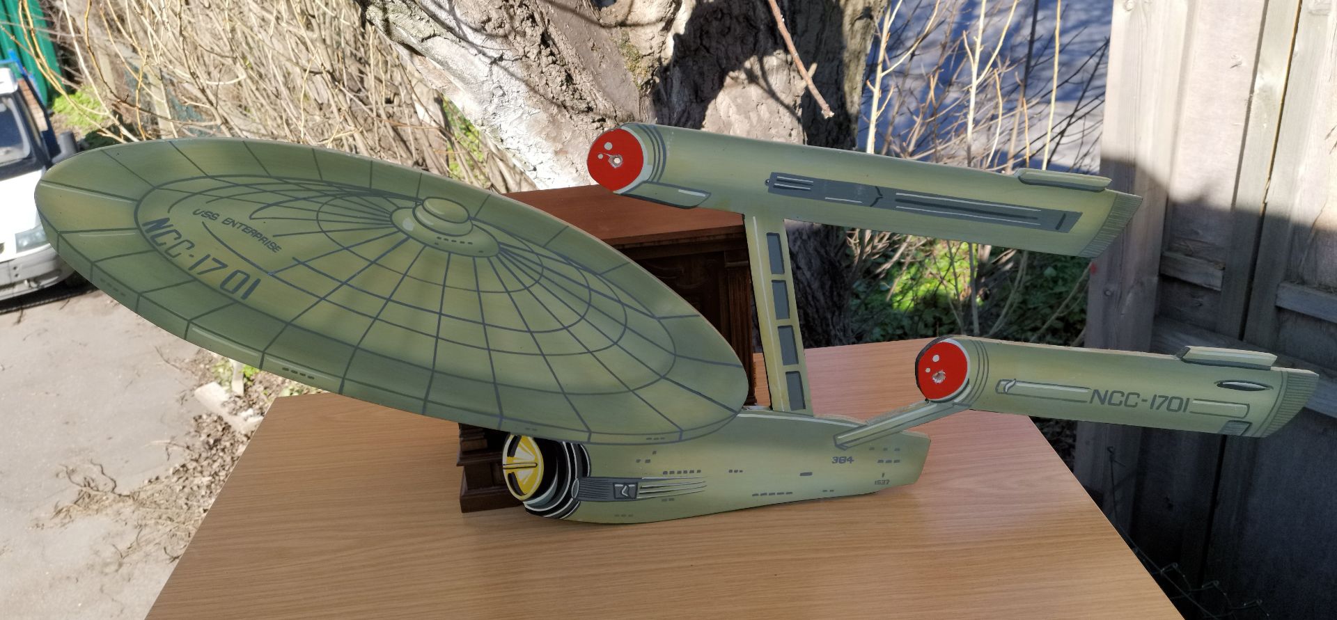 1 x Wooden Star Trek Enterprise NCC-1701 Plaque - Dimensions: 1100 x 360 mm - CL355 - Location: Grea