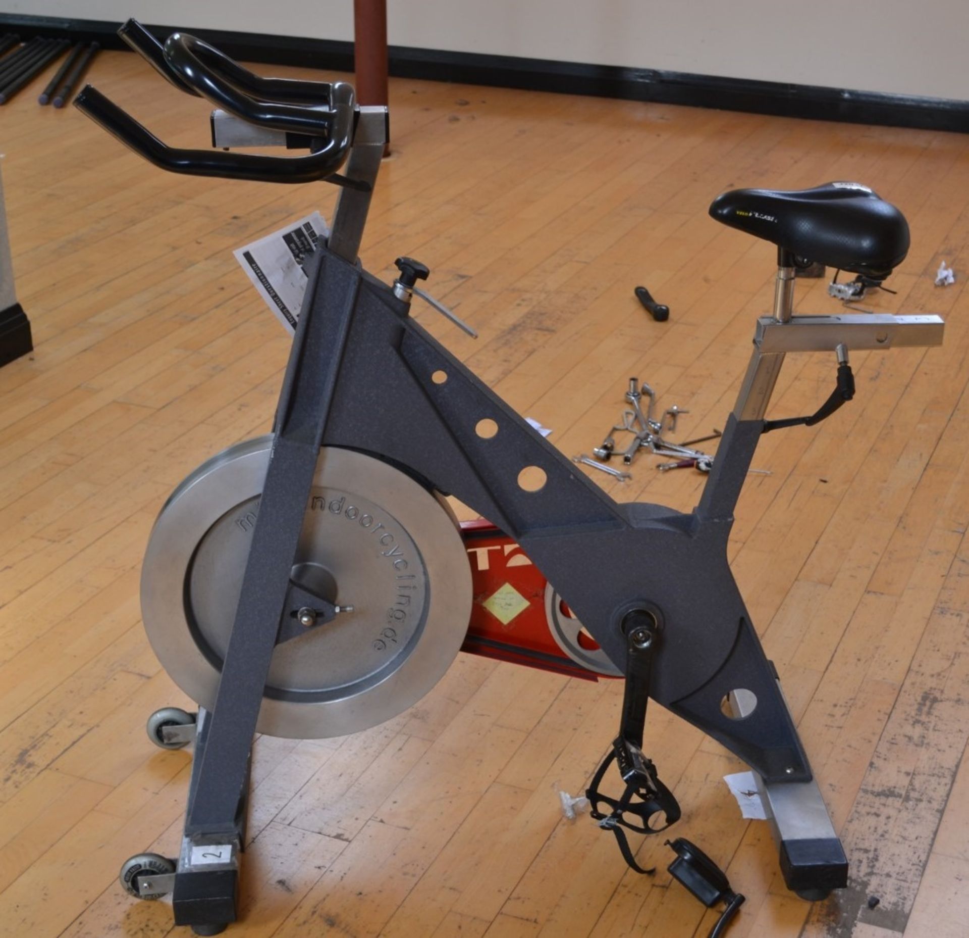 1 x Broken TRUE Indoor Cycling/Spin Bike With Adjustable Bars and Seat - Dimensions:L100cm/H100cm(Ad - Image 2 of 2