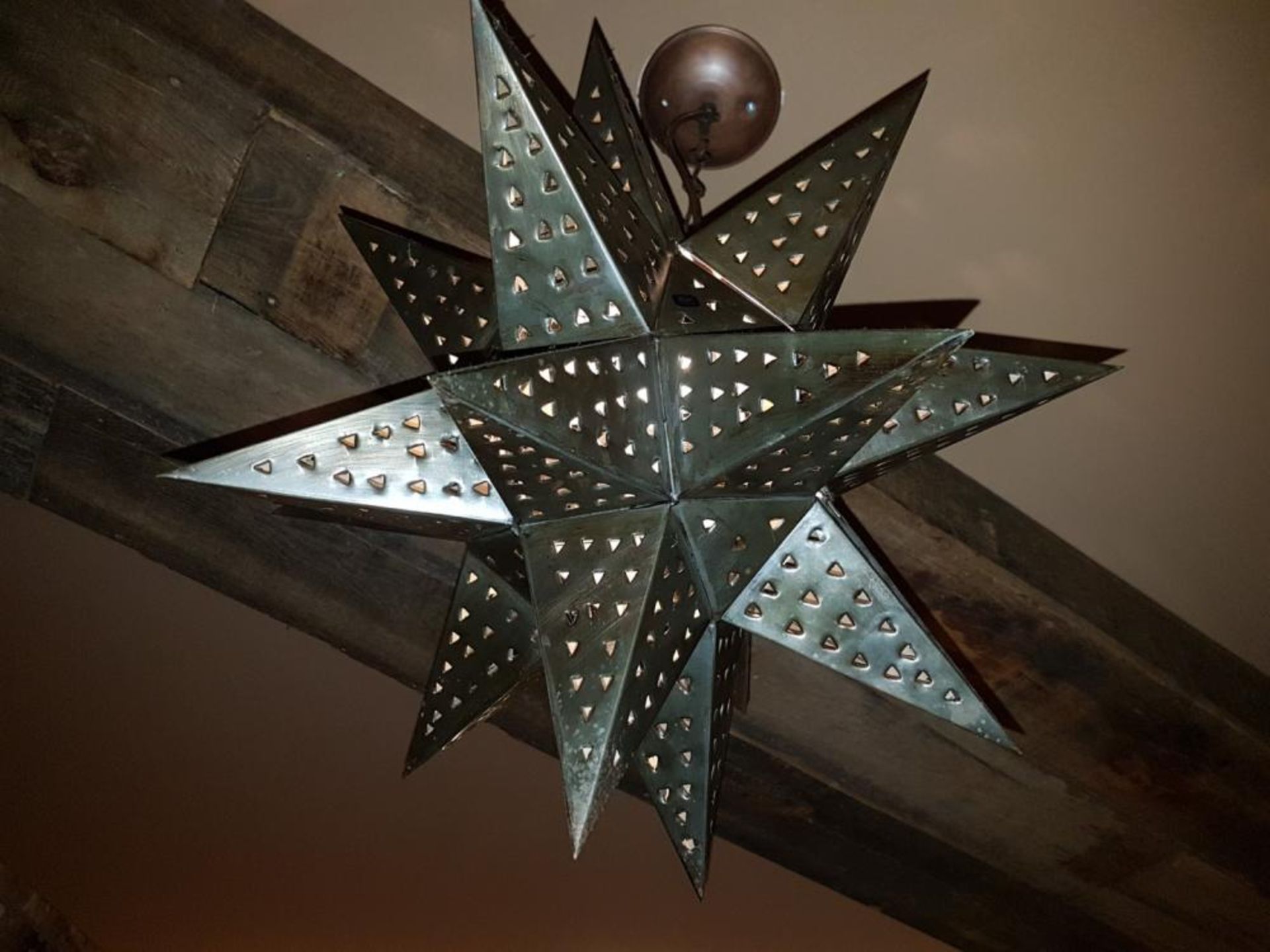 2 x Perforated Metal Star Shaped Pendant Light Fittings - 80cm Drop x 40cm Diameter - CL363 - Locati - Image 3 of 5