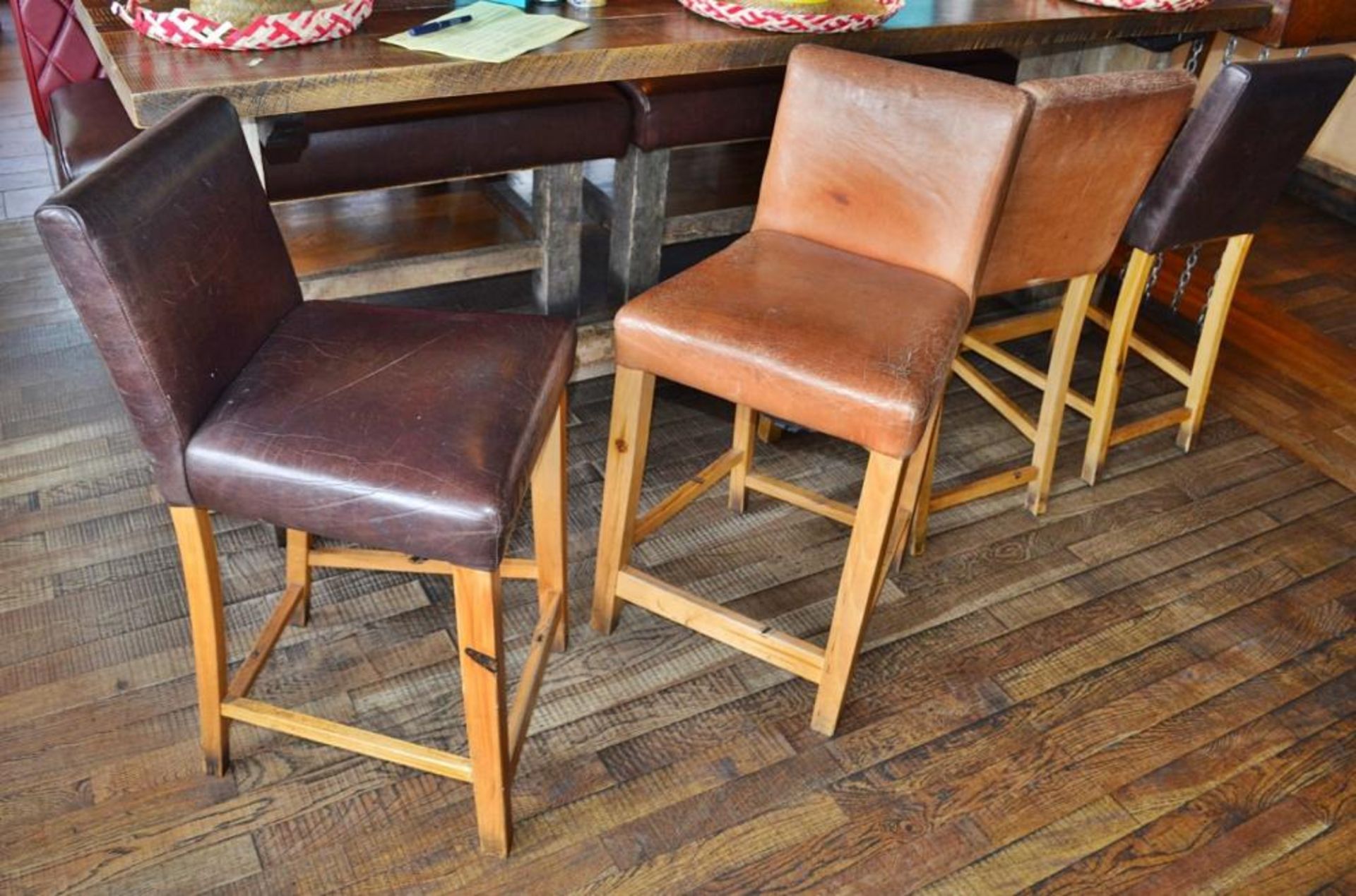 8 x Wooden Bar Stools With Faux Leather Seats in Various Colours - CL363 - Location: Stevenage SG1 - Image 4 of 5