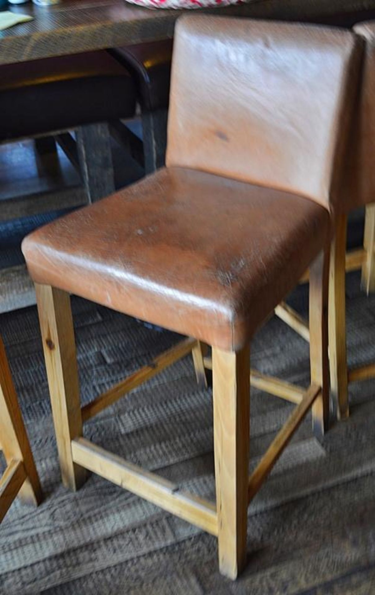 8 x Wooden Bar Stools With Faux Leather Seats in Various Colours - CL363 - Location: Stevenage SG1 - Image 5 of 5