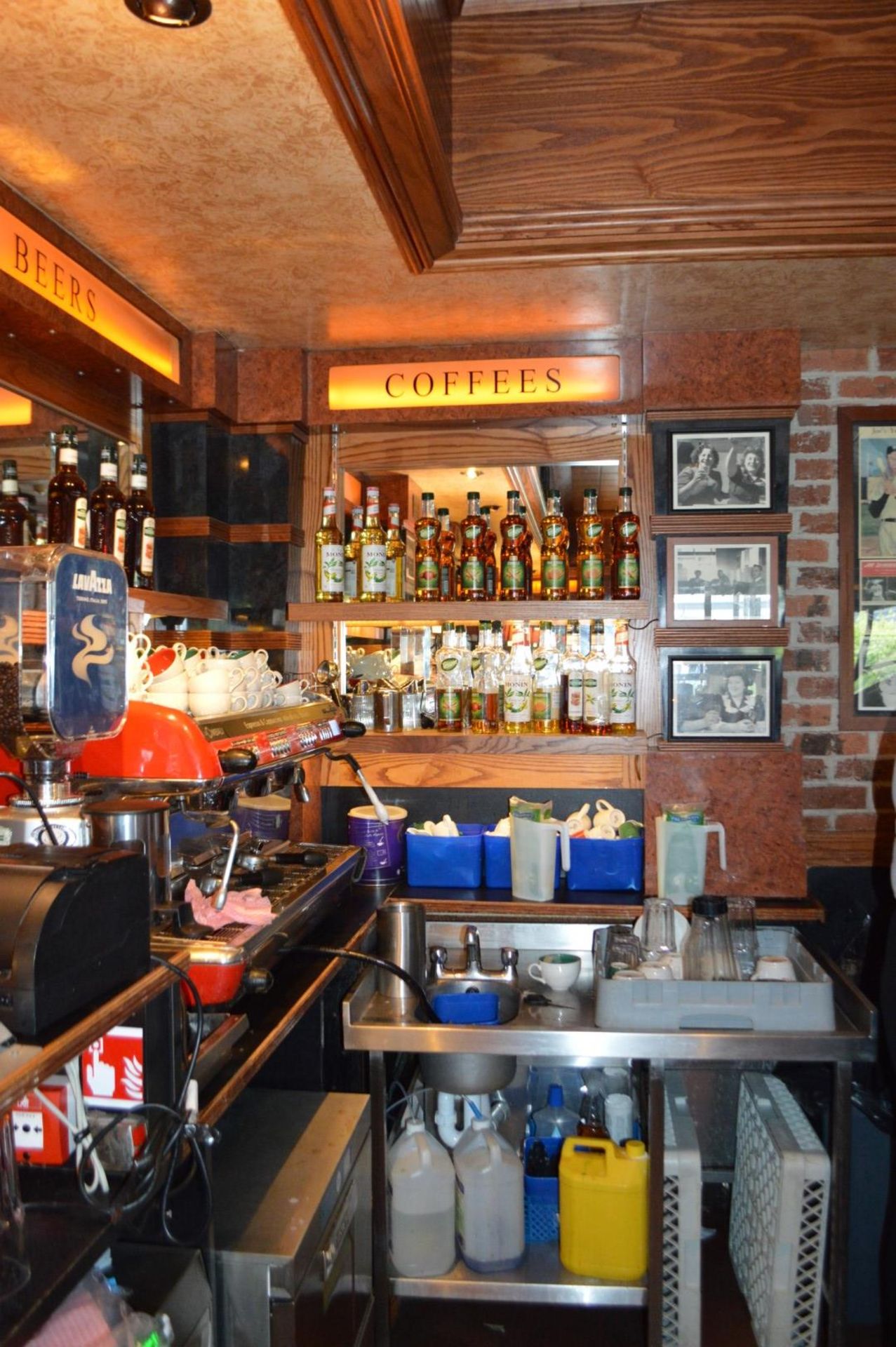 1 x Restaurant / Pub Bar and Backbar From American Diner Themed Restaurant - Burr Walnut and Black - Image 42 of 47