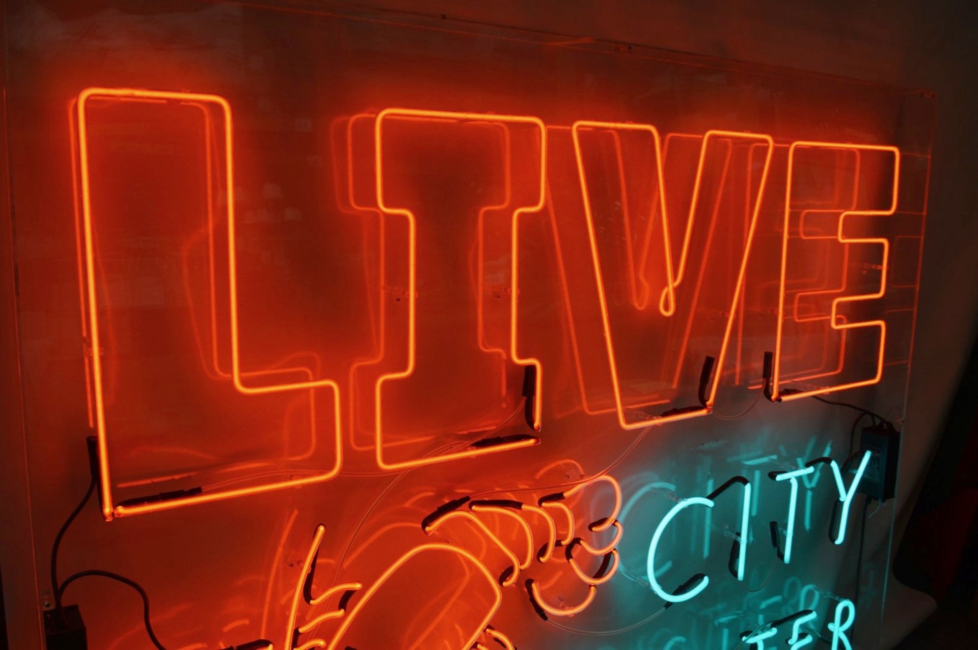 1 x 'LIVE CITY LOBSTER' Neon Sign - 1.8 Metres Wide - Recently Removed From A City Centre Restaurant - Image 4 of 7