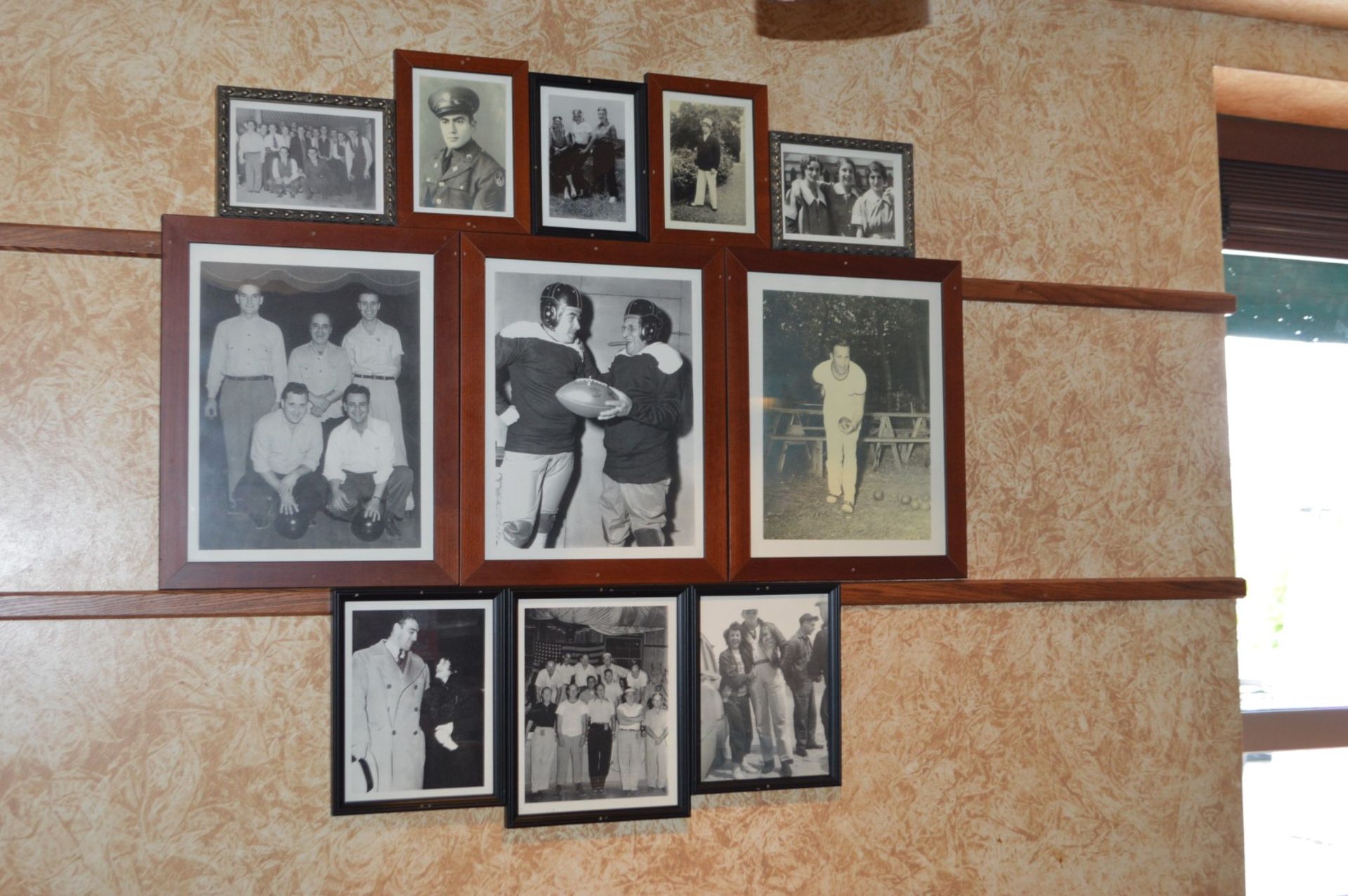 Approx 45 x Various Framed Pictures From American / Italian Themed Restaurant - Various Styles and - Image 13 of 19