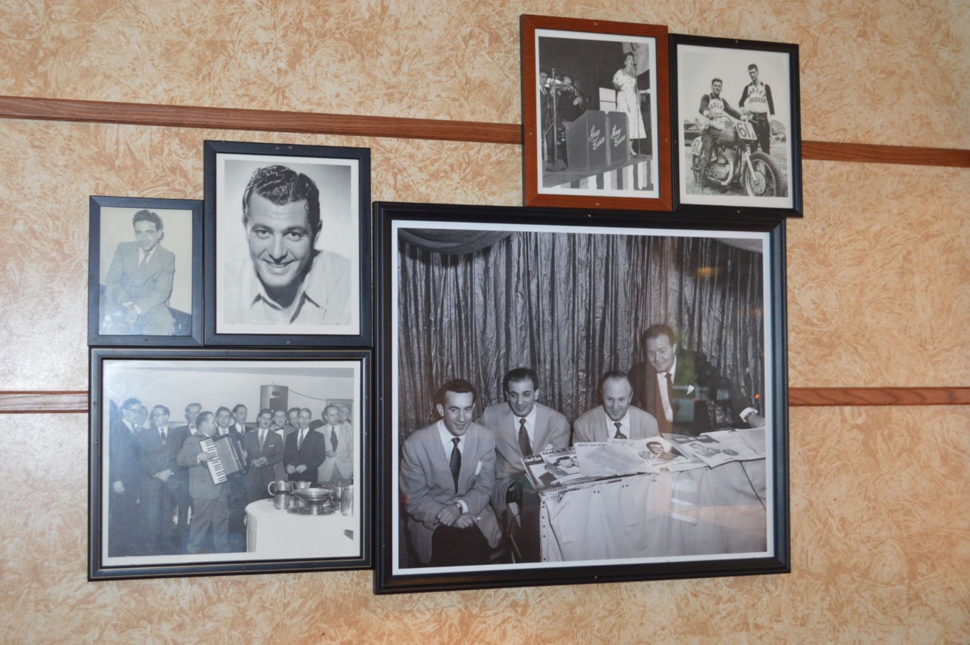 Approx 45 x Various Framed Pictures From American / Italian Themed Restaurant - Various Styles and - Image 14 of 19