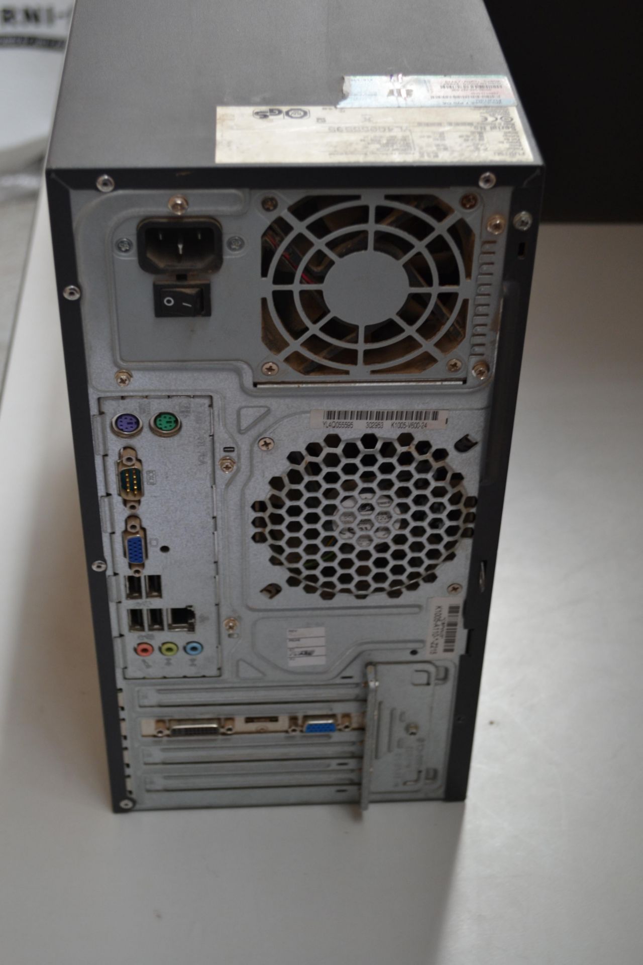 1 x Fujitsu Esprimo P2560 Desktop COMPUTER - Ref J2208 - Image 3 of 5