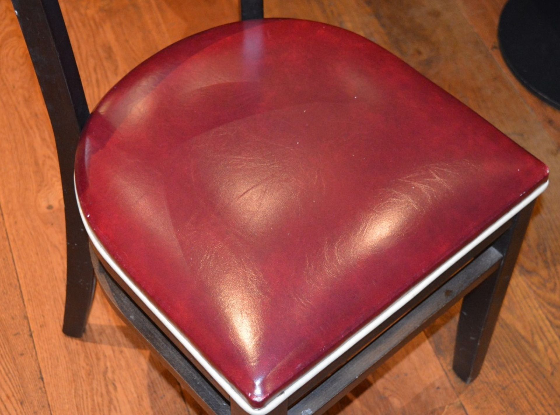 8 x American Diner Restaurant Chairs - Each Features Red Faux Leather Upholstery And White - Image 2 of 4
