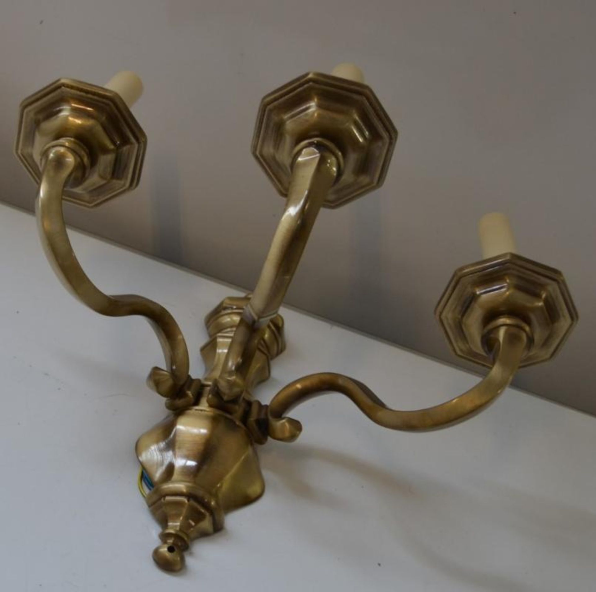 1 x CHELSOM Ornate Wall Light Fitting With Three Arms In A Antique Brass Finish - Dimensions: H32/L4 - Image 3 of 4