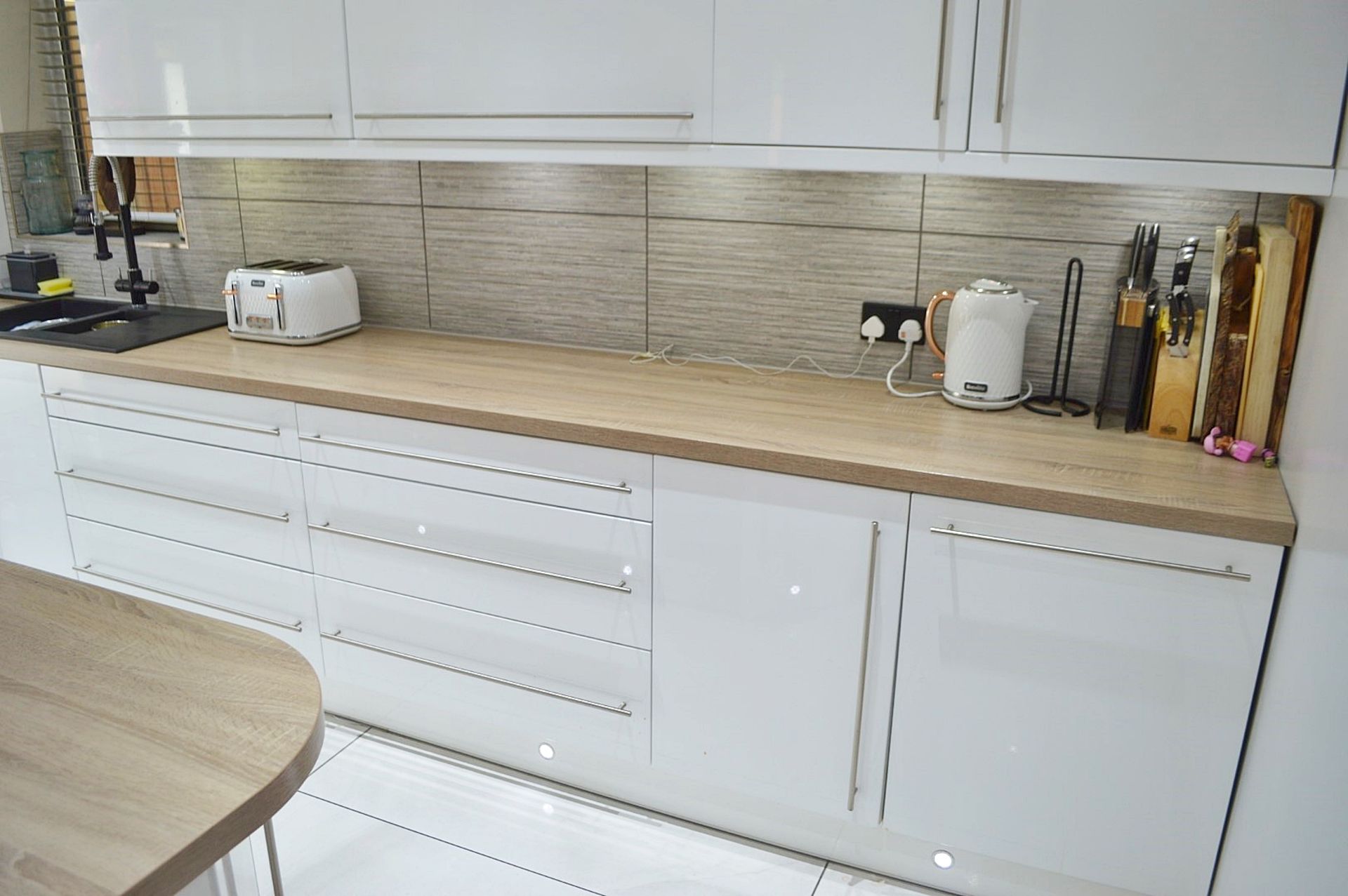 1 x Stunning Contemporary Bespoke Fitted Kitchen - CL369 - Location: Bolton BL6 - NO VAT - Bild 16 aus 37