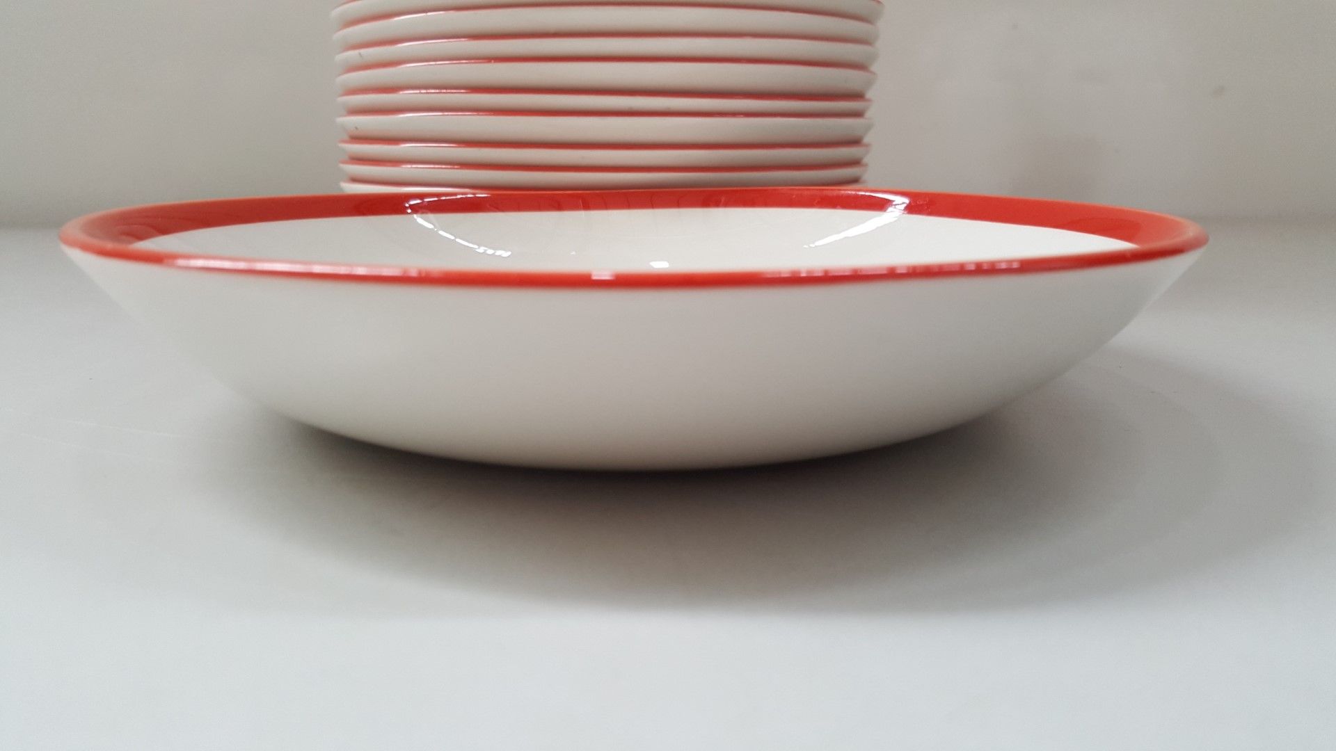 10 x Steelite Coupe Bowls White With Red Outline Egde 21CM - Ref CQ286 - Image 4 of 4