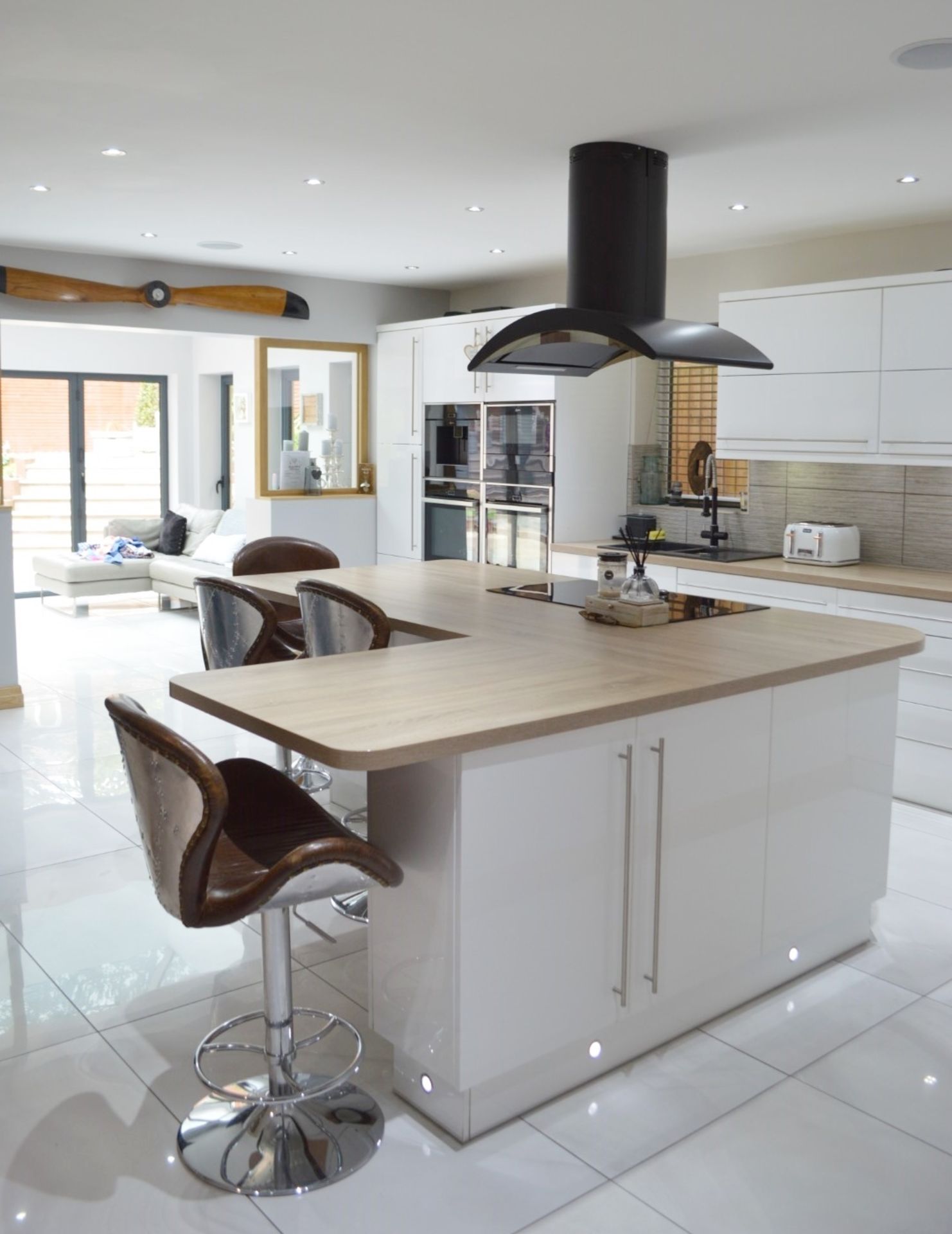 1 x Stunning Contemporary Bespoke Fitted Kitchen - CL369 - Location: Bolton BL6 - NO VAT - Bild 2 aus 37