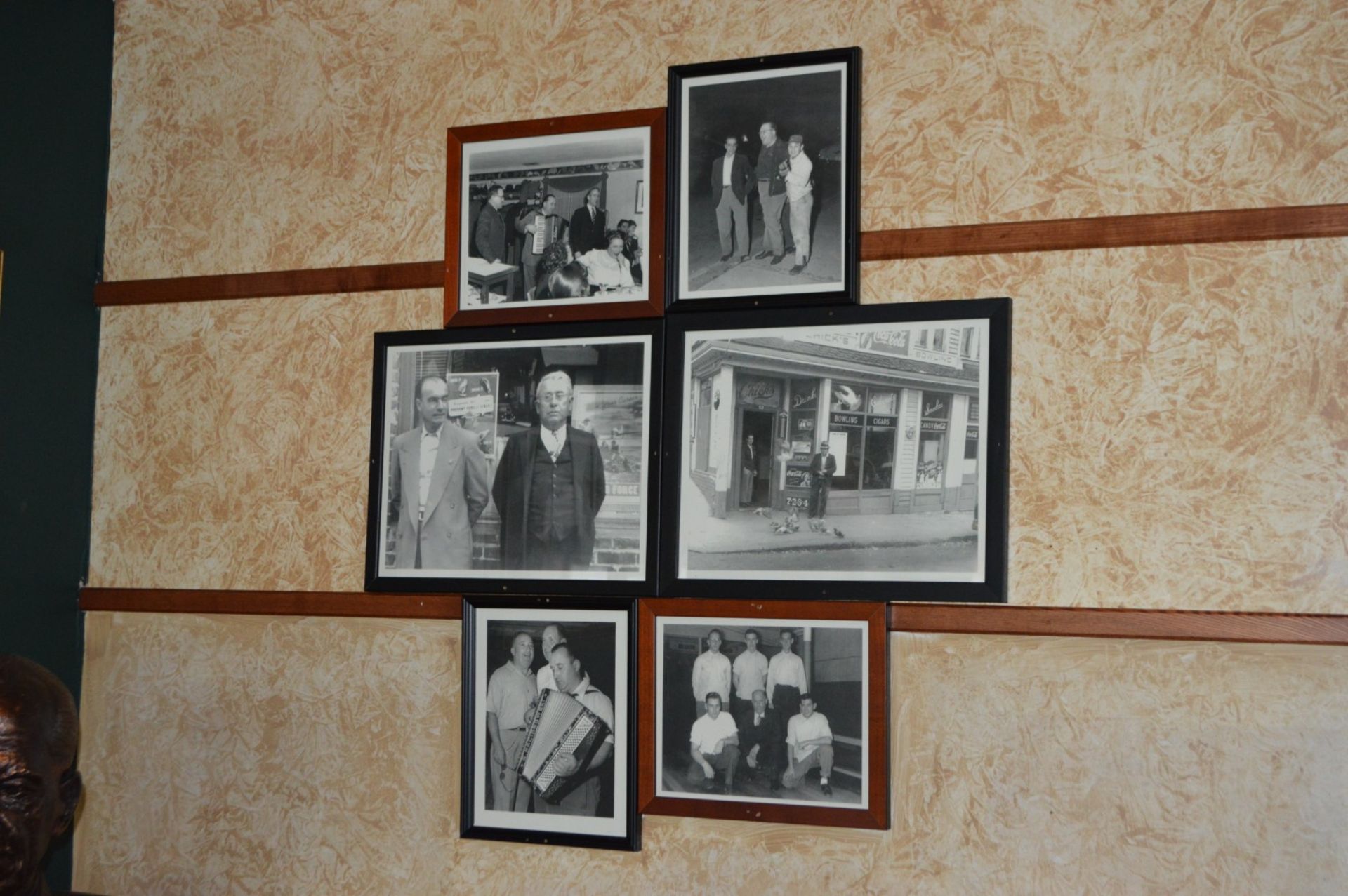 Approx 45 x Various Framed Pictures From American / Italian Themed Restaurant - Various Styles and - Image 7 of 19