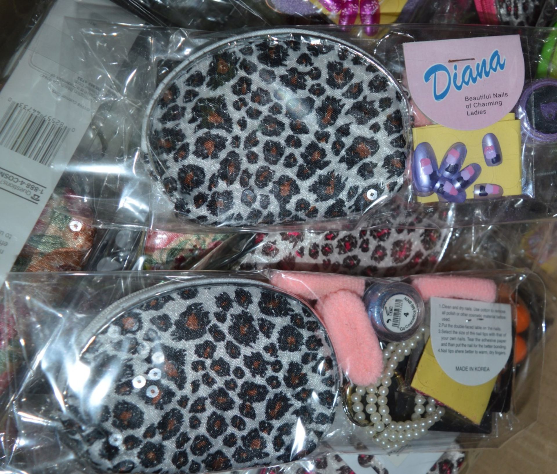 50 x Girls Beauty Gift Sets - Each Set Includes Items Such as a Stylish Purse, Ear Rings, Hair - Image 12 of 13