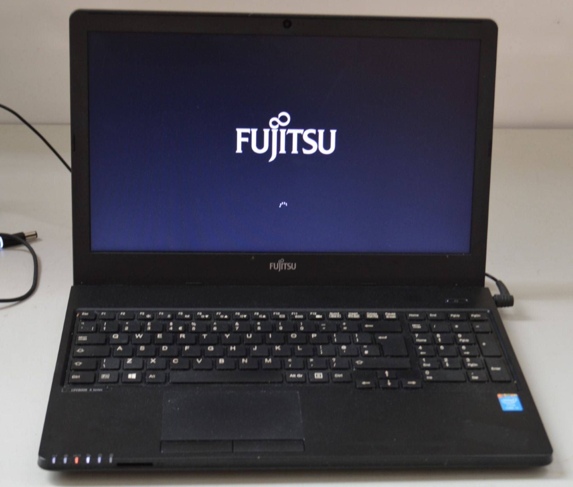 1 x Fujitsu LIFEBOOK A555 15.6-Inch Laptop Computer - Ref TP348