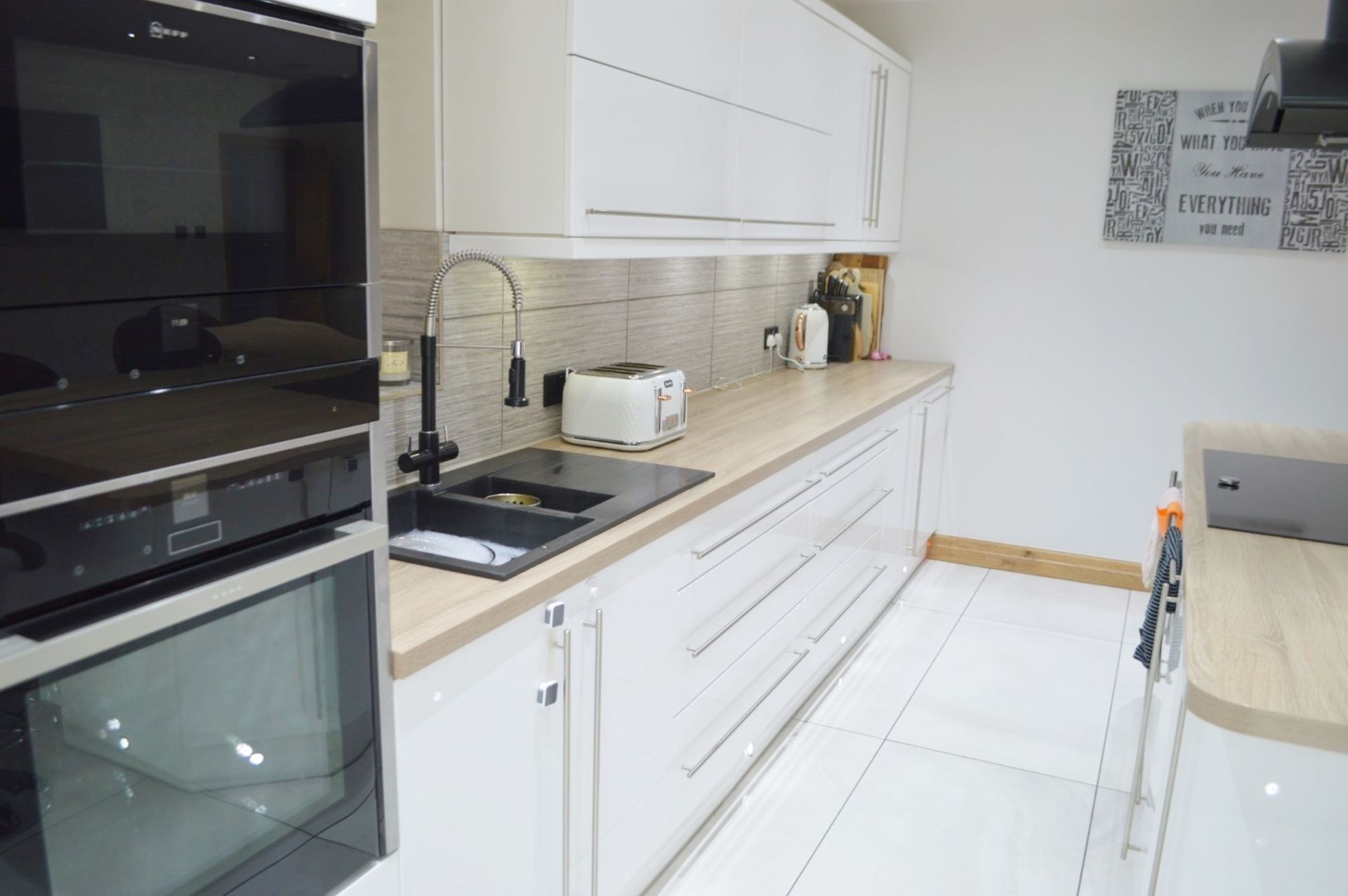 1 x Stunning Contemporary Bespoke Fitted Kitchen - CL369 - Location: Bolton BL6 - NO VAT - Bild 9 aus 37