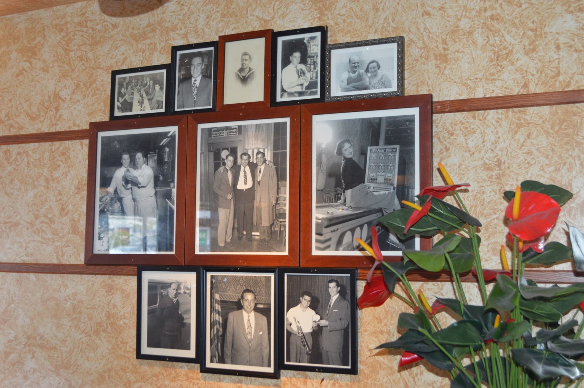 Approx 45 x Various Framed Pictures From American / Italian Themed Restaurant - Various Styles and - Image 12 of 19