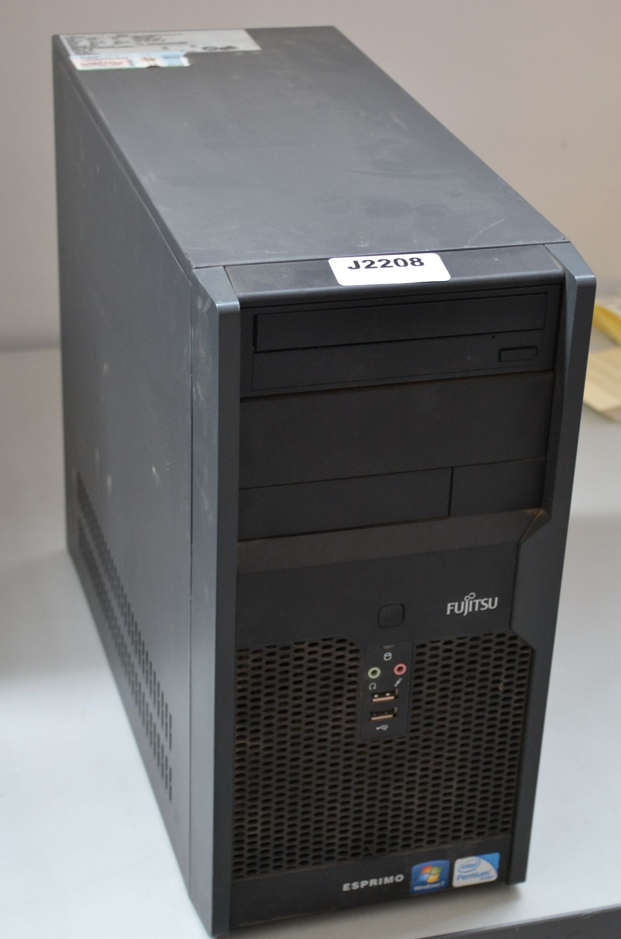 1 x Fujitsu Esprimo P2560 Desktop COMPUTER - Ref J2208 - Image 2 of 5