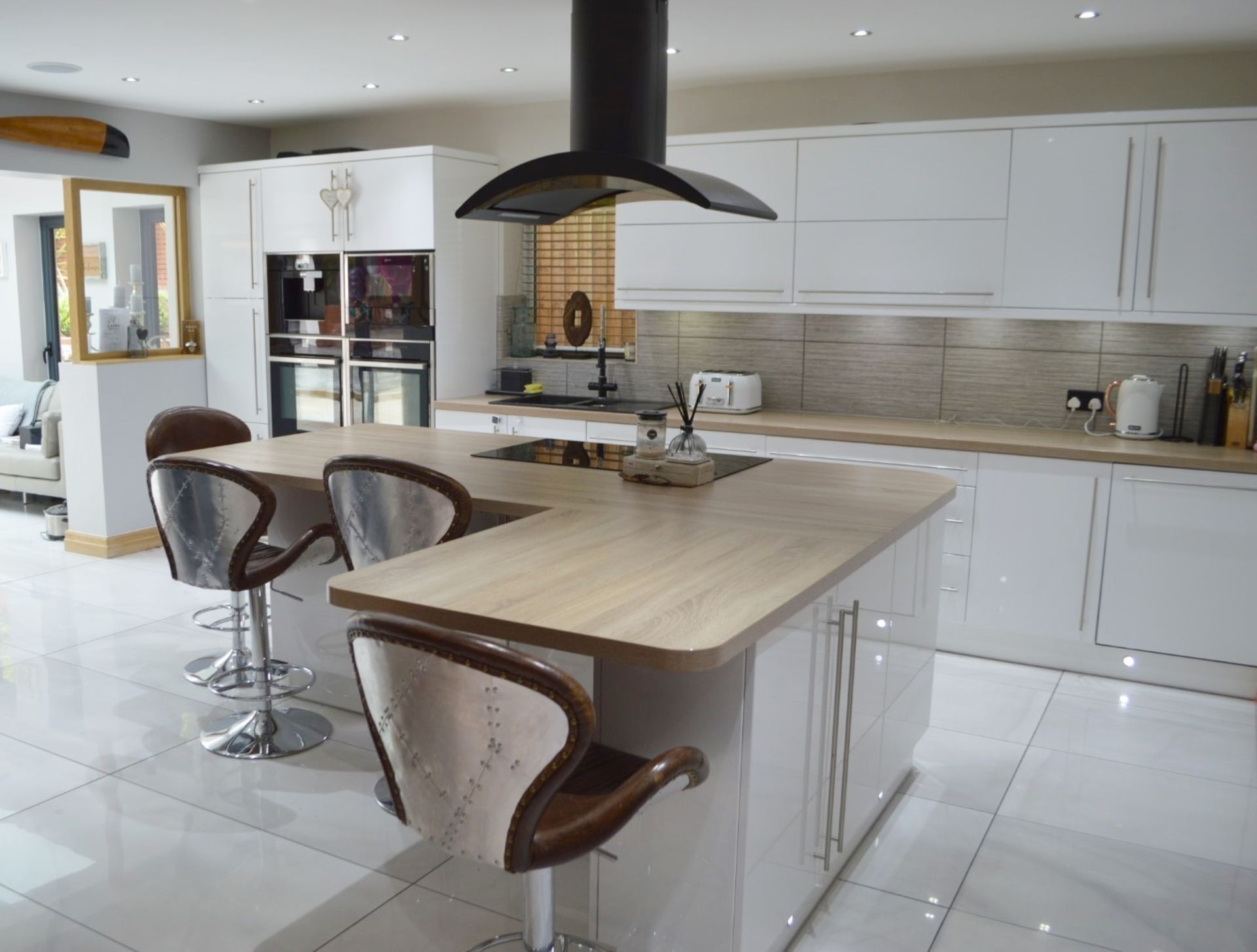 1 x Stunning Contemporary Bespoke Fitted Kitchen - CL369 - Location: Bolton BL6 - NO VAT - Bild 4 aus 37