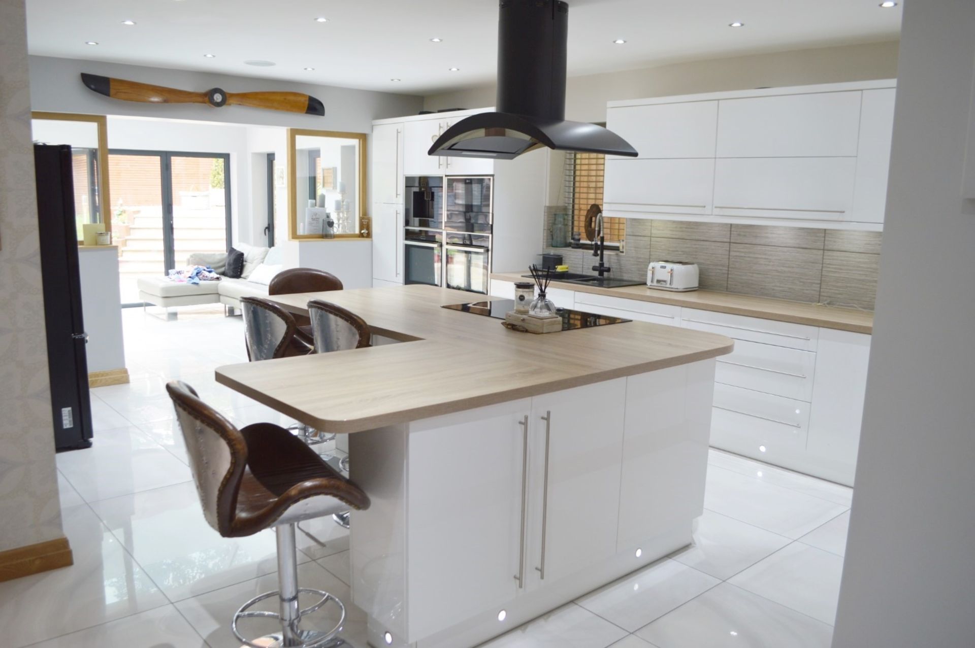 1 x Stunning Contemporary Bespoke Fitted Kitchen - CL369 - Location: Bolton BL6 - NO VAT