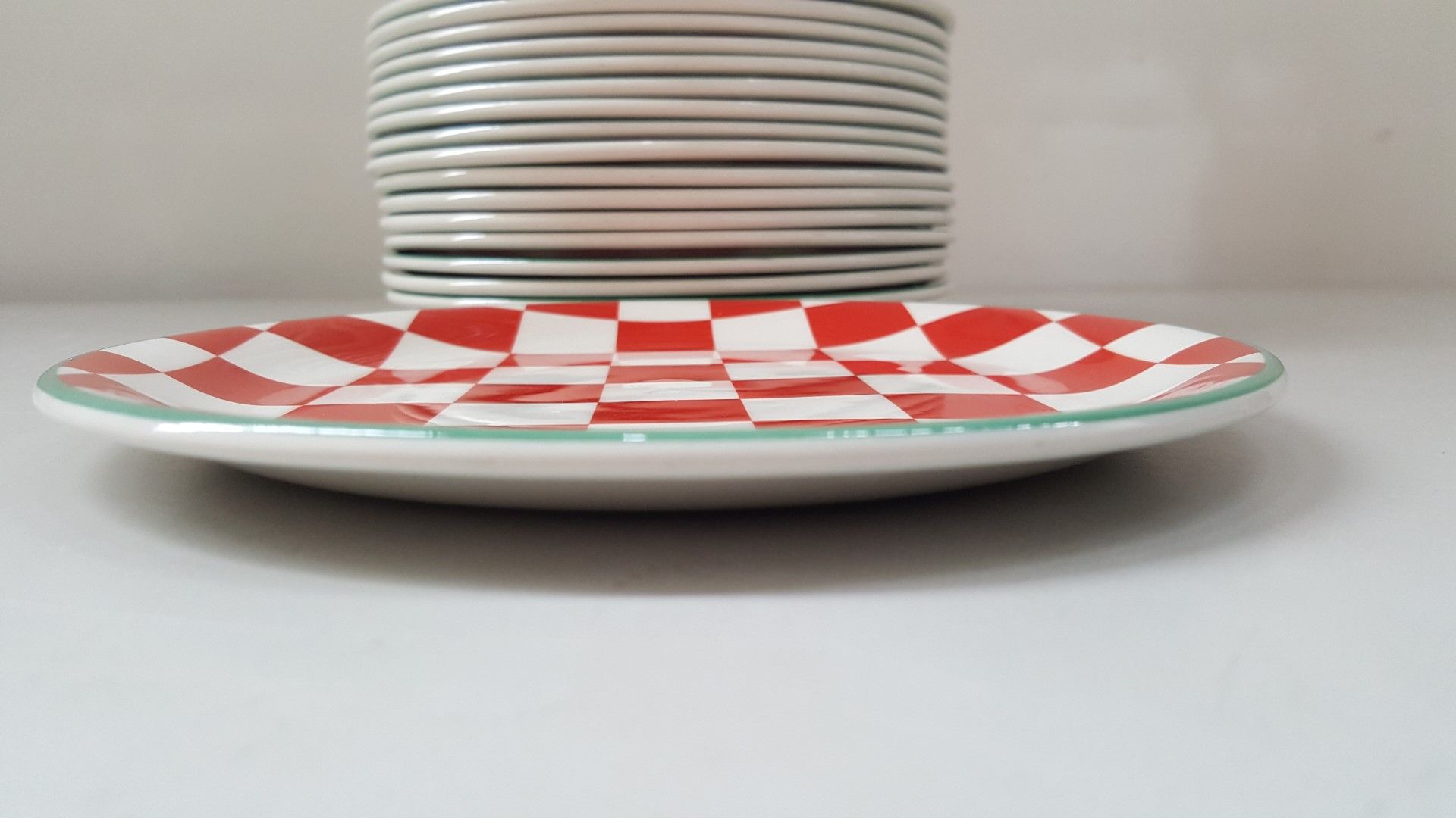 17 x Steelite Plates Checkered Red&White With Green Outline 20CM - Ref CQ283 - Image 4 of 4