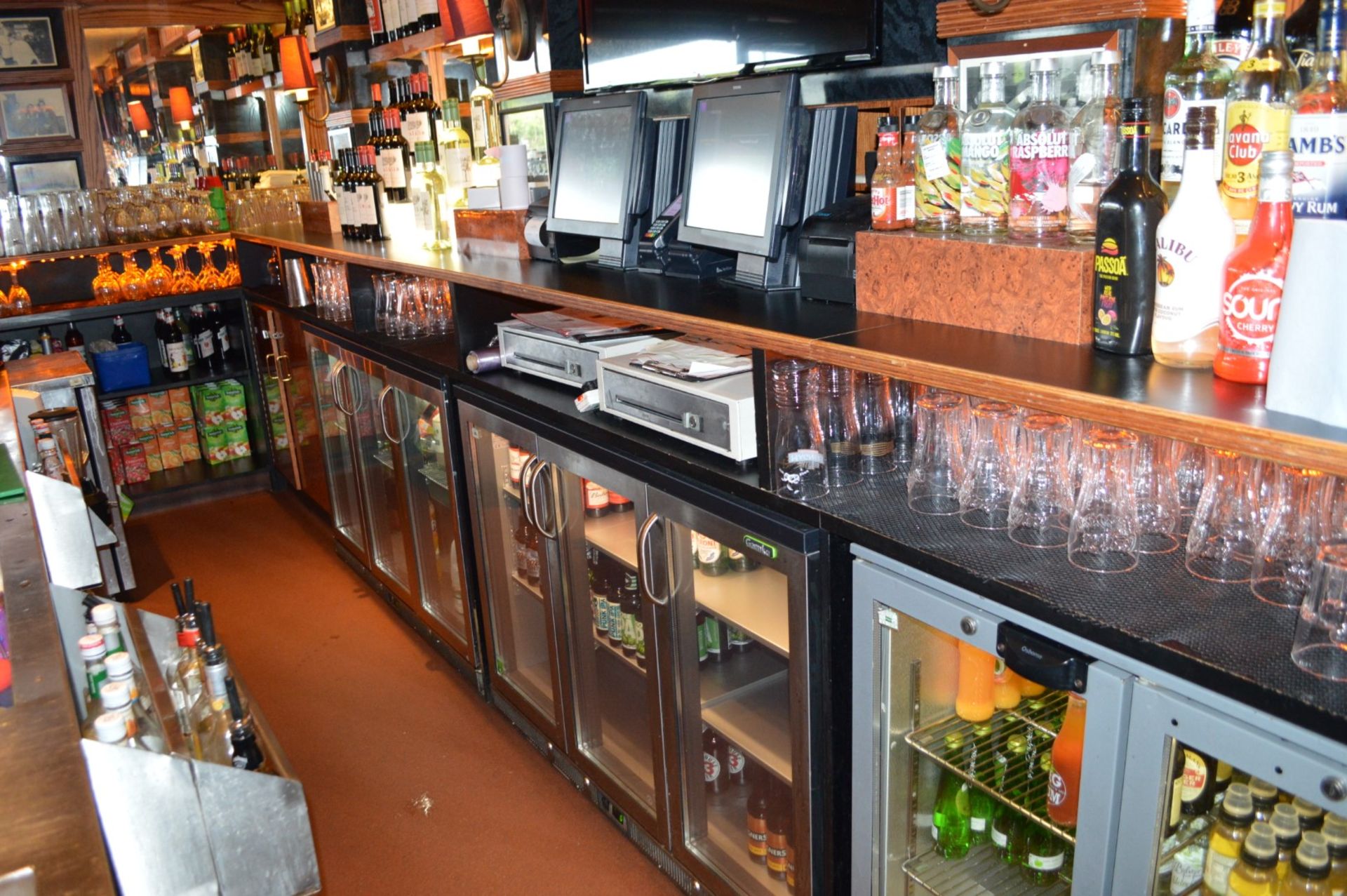 1 x Restaurant / Pub Bar and Backbar From American Diner Themed Restaurant - Burr Walnut and Black - Image 32 of 47