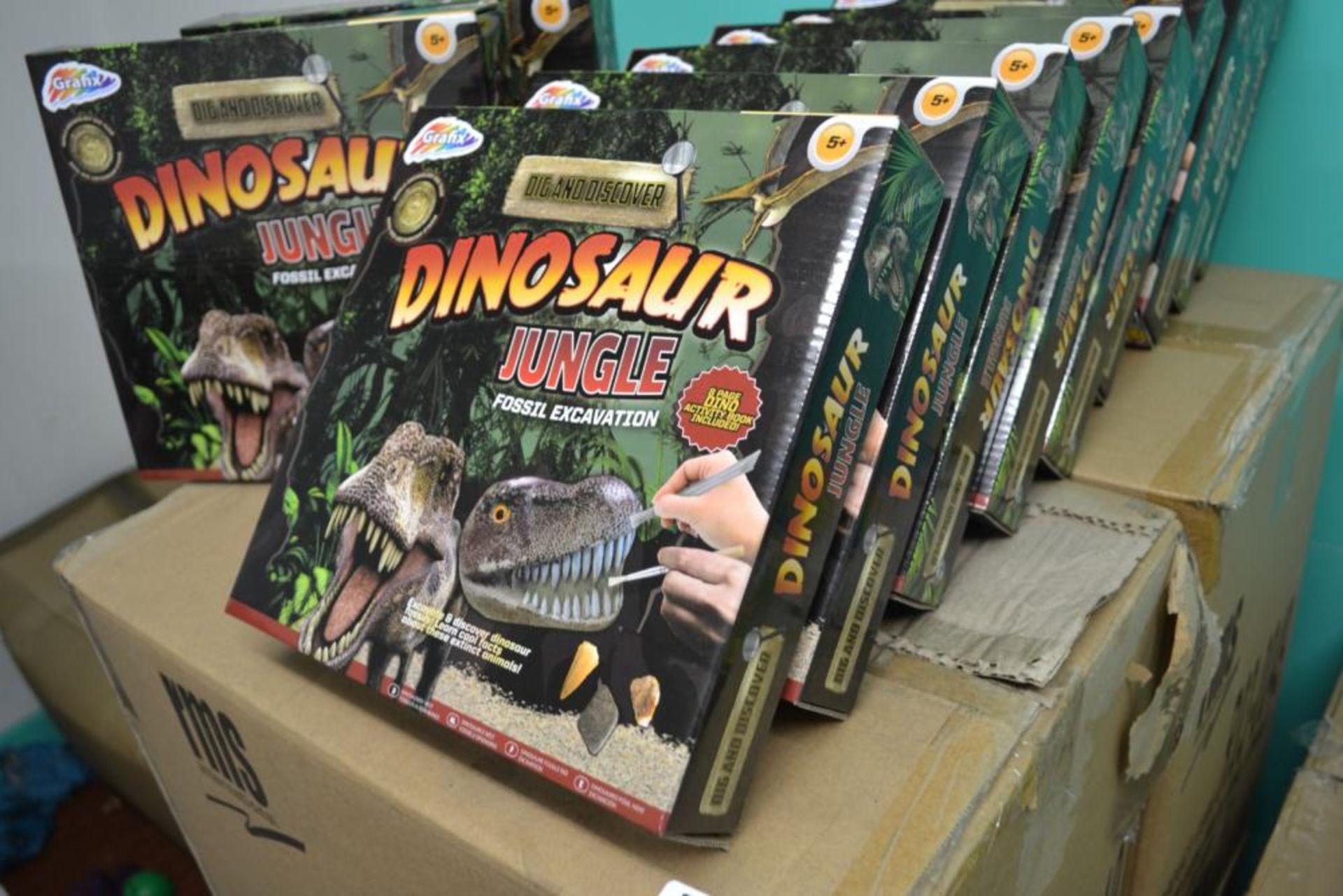 33 x Dig and Discover Dinosaur Jungle Fossil Excavation Sets By Grafix - Brand New Stock - BB623 -