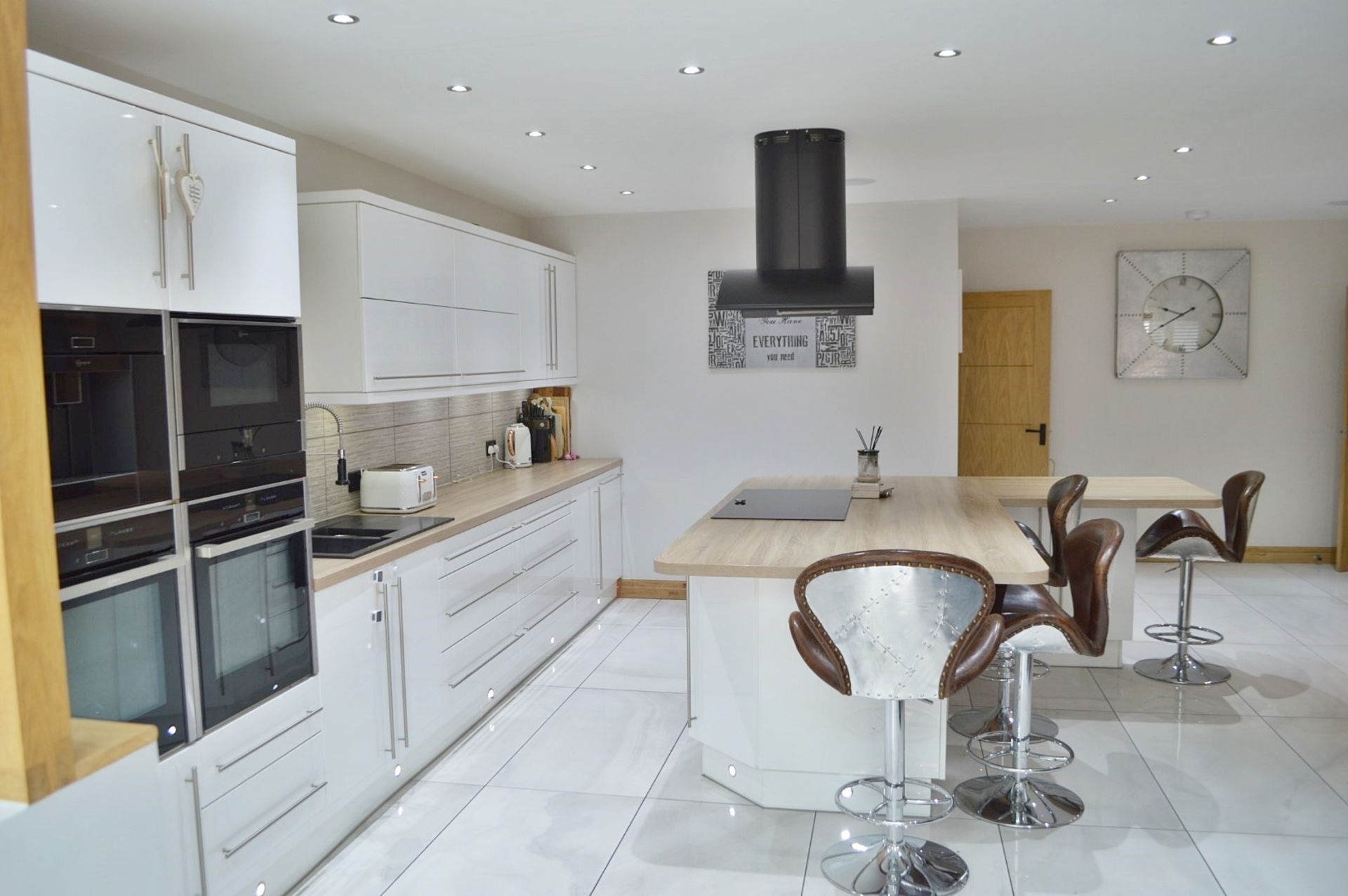 1 x Stunning Contemporary Bespoke Fitted Kitchen - CL369 - Location: Bolton BL6 - NO VAT - Bild 6 aus 37