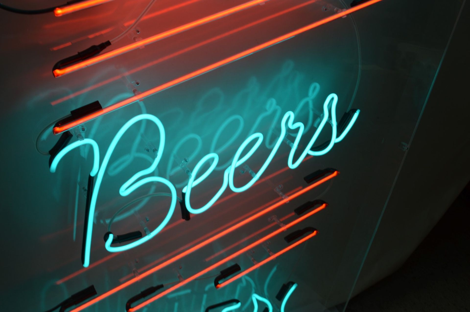 1 x 'BURGERS, BEERS, OYSTERS' Neon Sign - 1.5 Metre Tall - Recently Removed From A Restaurant - M529 - Image 3 of 11