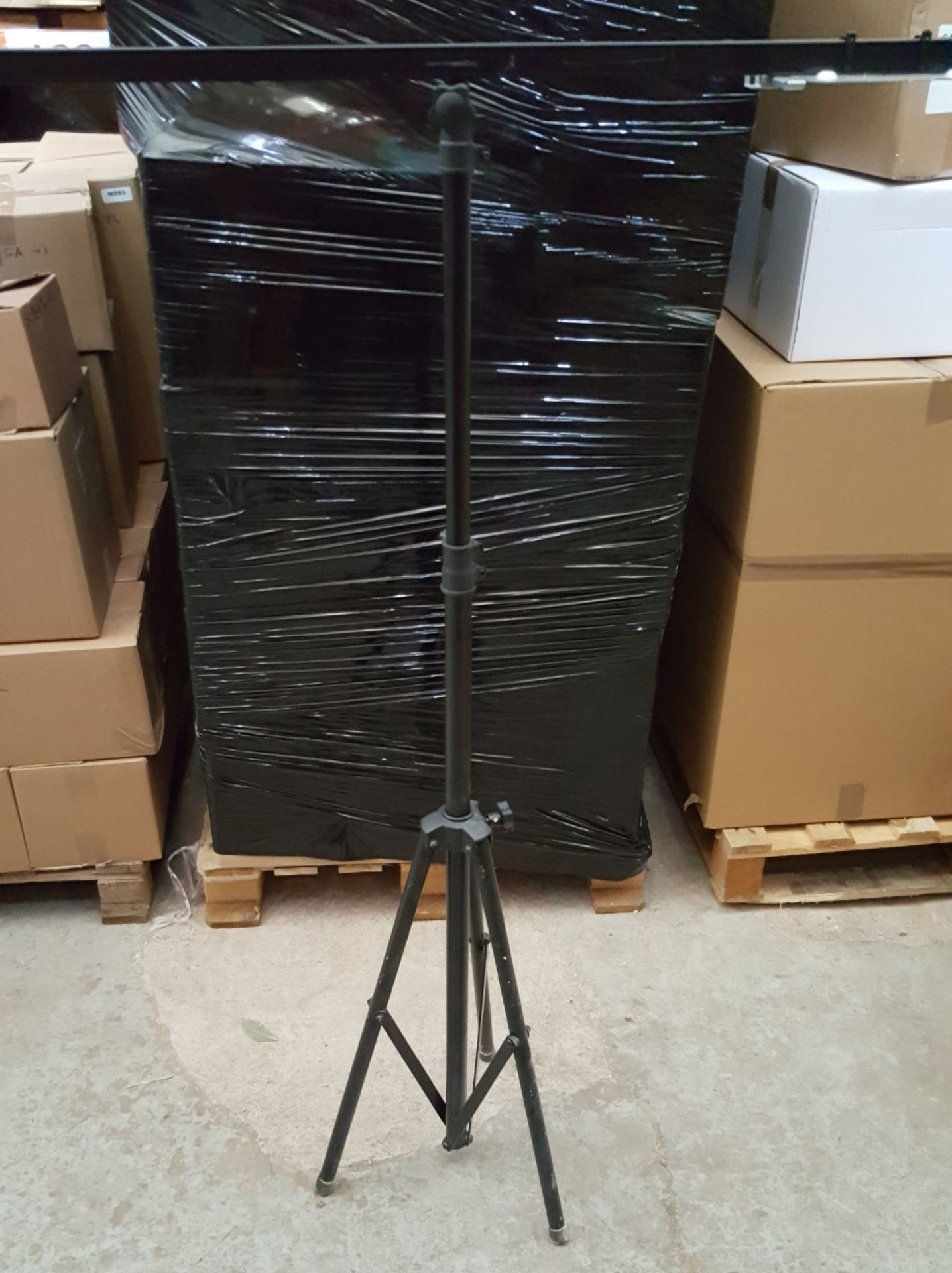 1 x Adjustable 2m Tripod Stand Black - Ref RC155 - CL011 - Location: Altrincham WA14 - Image 3 of 3