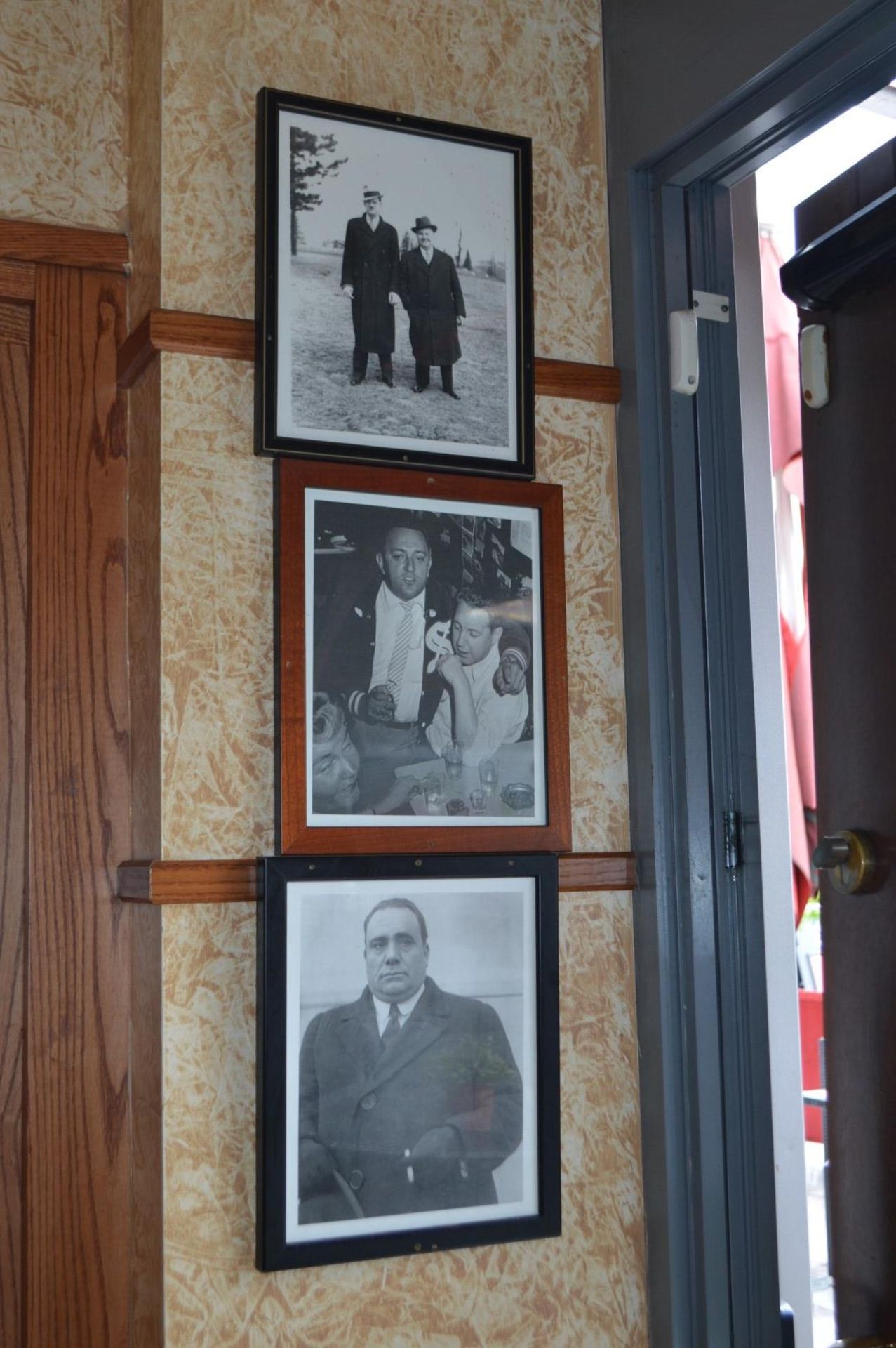 Approx 45 x Various Framed Pictures From American / Italian Themed Restaurant - Various Styles and - Image 15 of 19