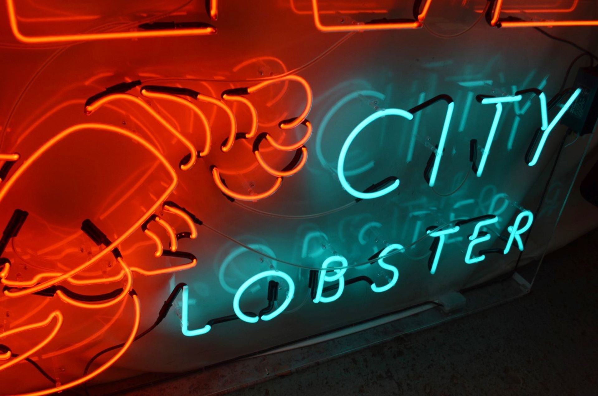 1 x 'LIVE CITY LOBSTER' Neon Sign - 1.8 Metres Wide - Recently Removed From A City Centre Restaurant - Image 6 of 7