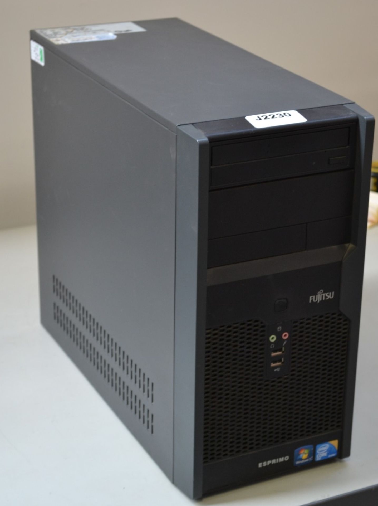 1 x Fujitsu Esprimo P2560 Desktop COMPUTER - Ref J2230 - Image 3 of 4