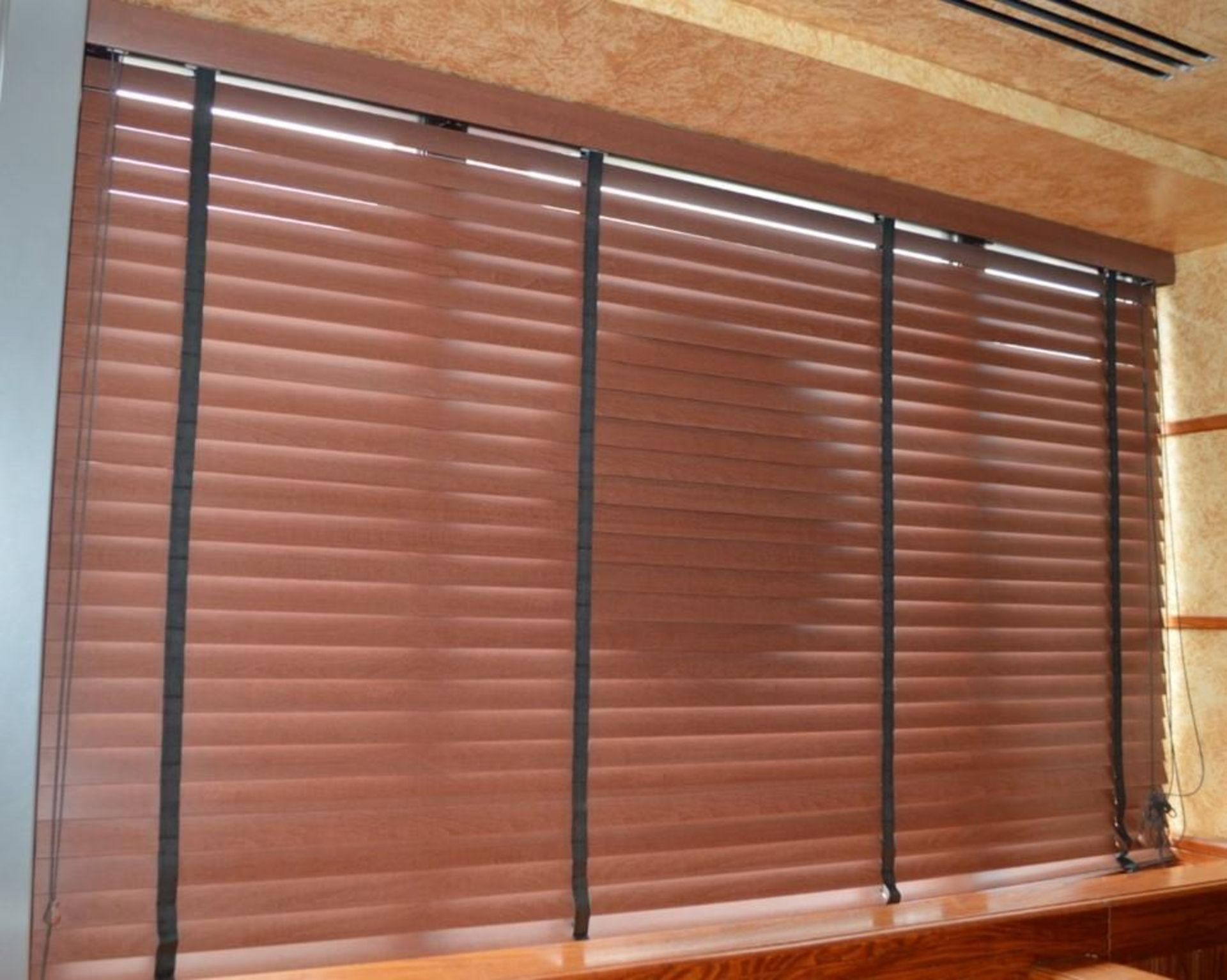 8 x Waverley Timber Venitian Blinds With Dark Stained Finish - Provides Privacy and Warm Ambience to - Bild 2 aus 5