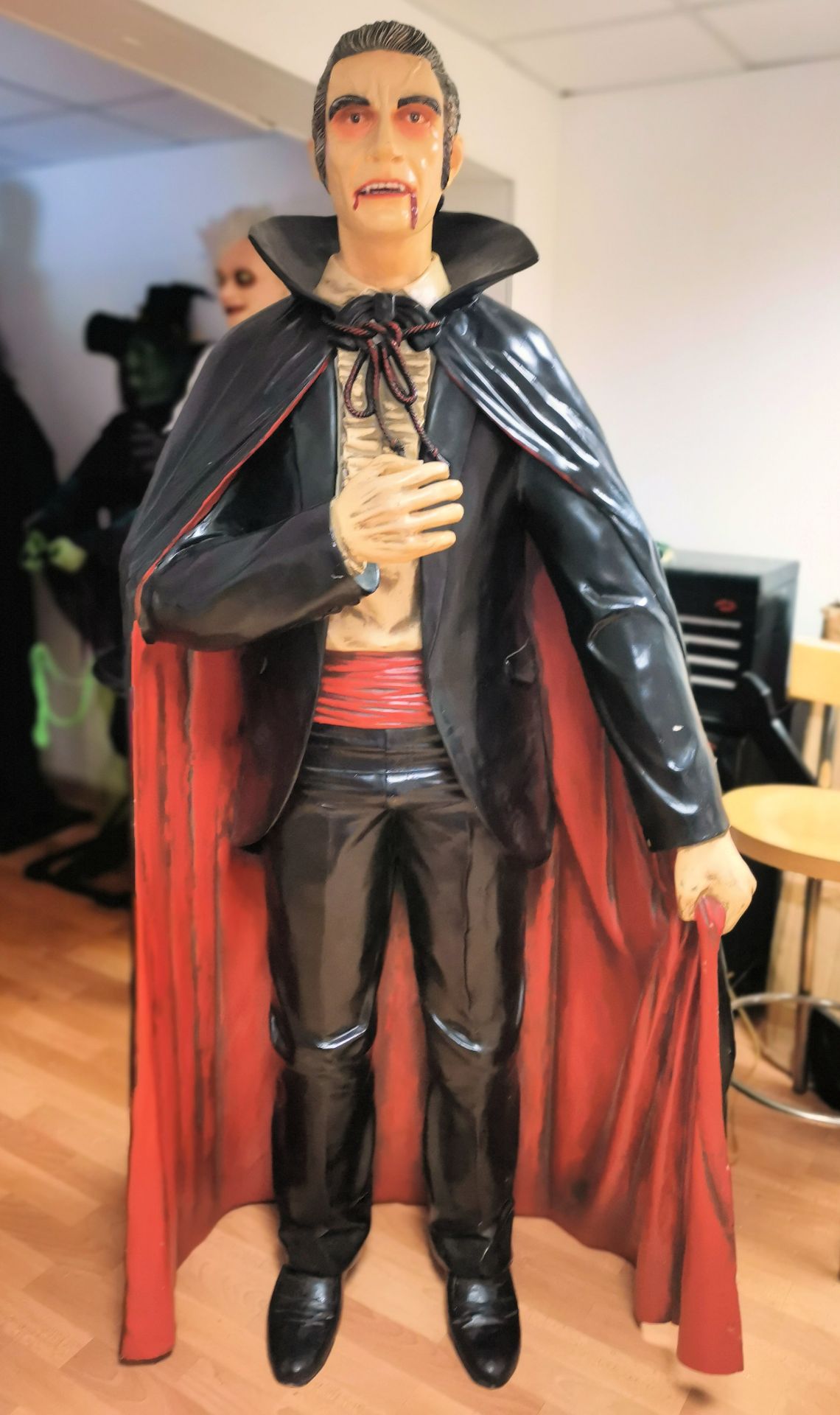1 x Limited Edition Life Size Resin Dracula made by AAA - Dimensions: 1880 x 900 mm - CL355 - Locati