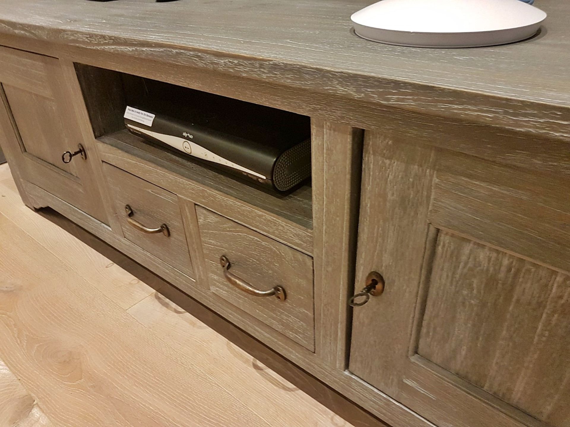 1 x Large Limed Oak 2-Door TV Unit - CL378 - Location: Kensington SW7 - NO VAT - Image 6 of 7