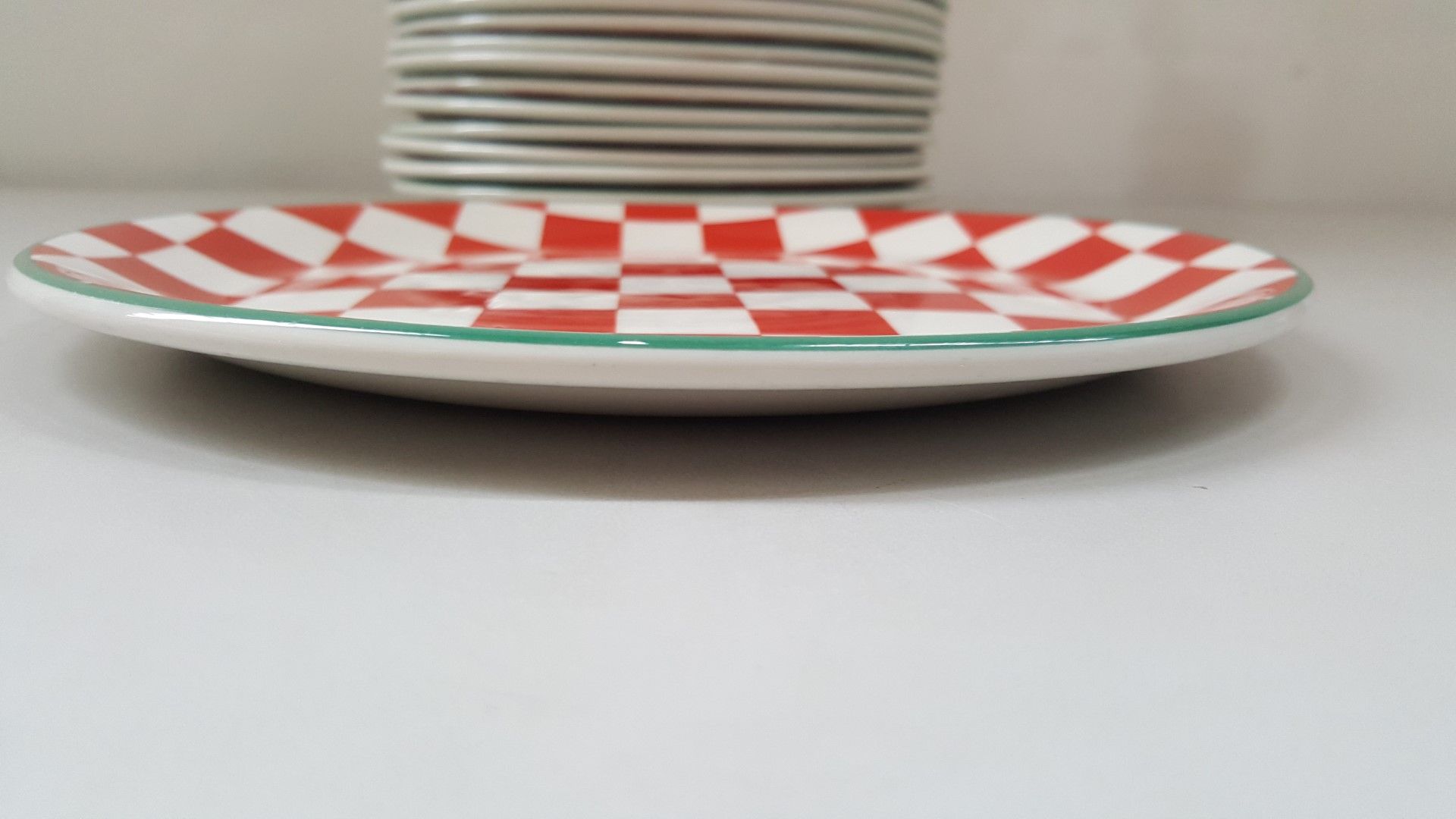 16 x Steelite Plates Checkered Red&White With Green Outline 25CM - Ref CQ280 - Image 2 of 4