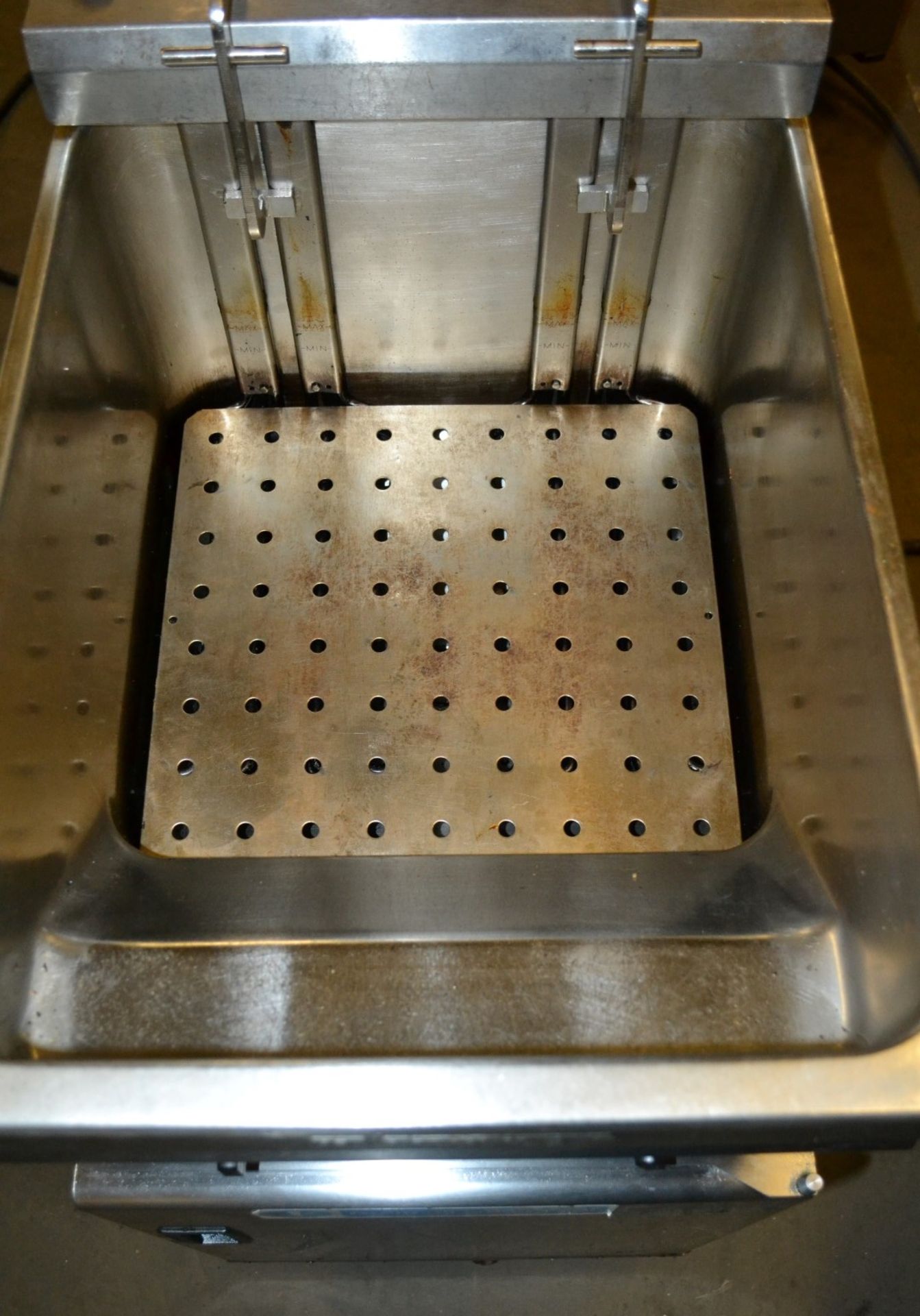 1 x Valentine Freestanding Electric Twin Basket Fryer - Approx 15 Litre Capacity - Easy Clean Stainl - Image 2 of 5