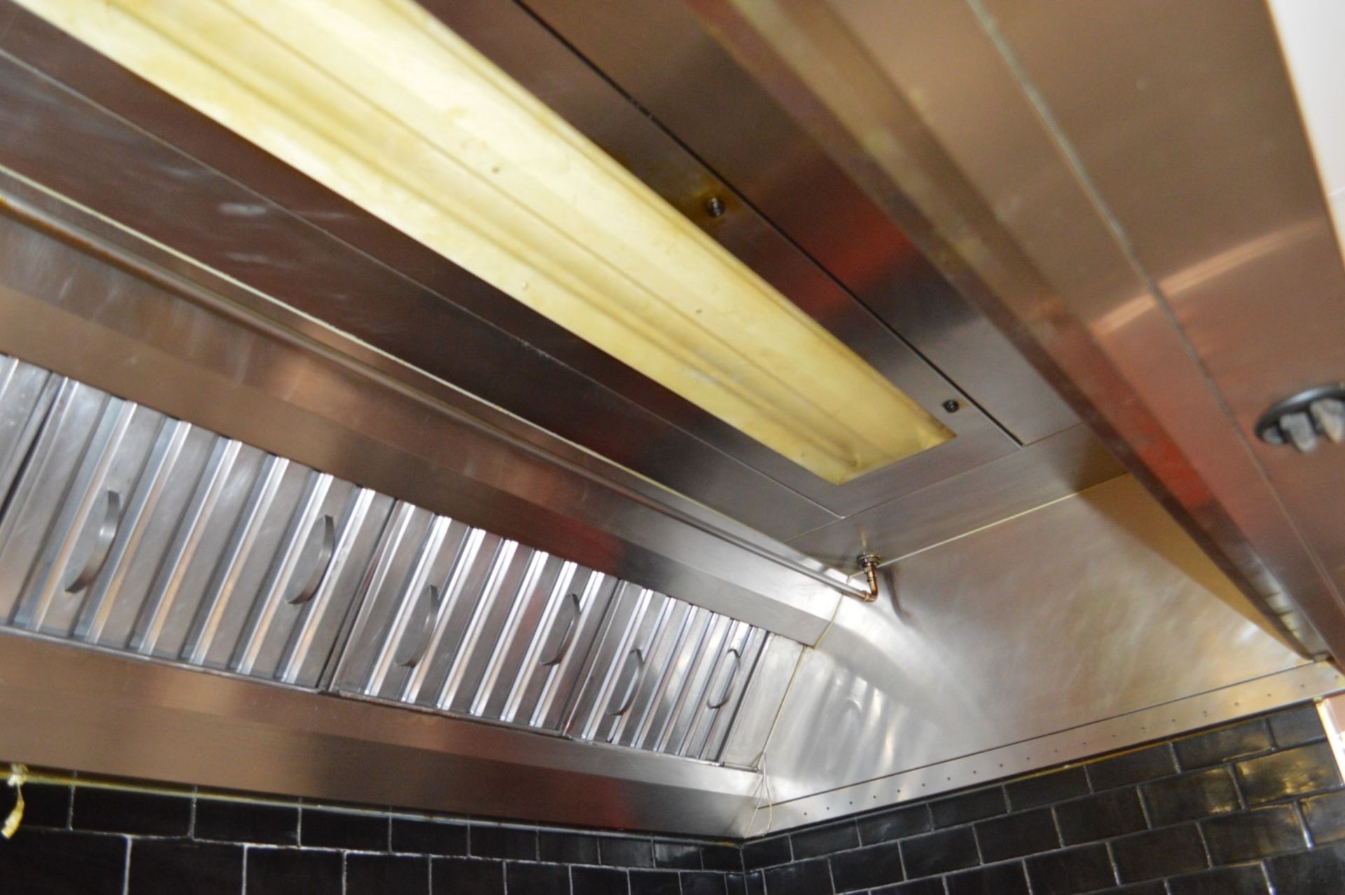 1 x Commercial Stainless Steel Kitchen Extractor Canopy - 30ft Length - H50 x W880 x D140 cms - - Image 3 of 6