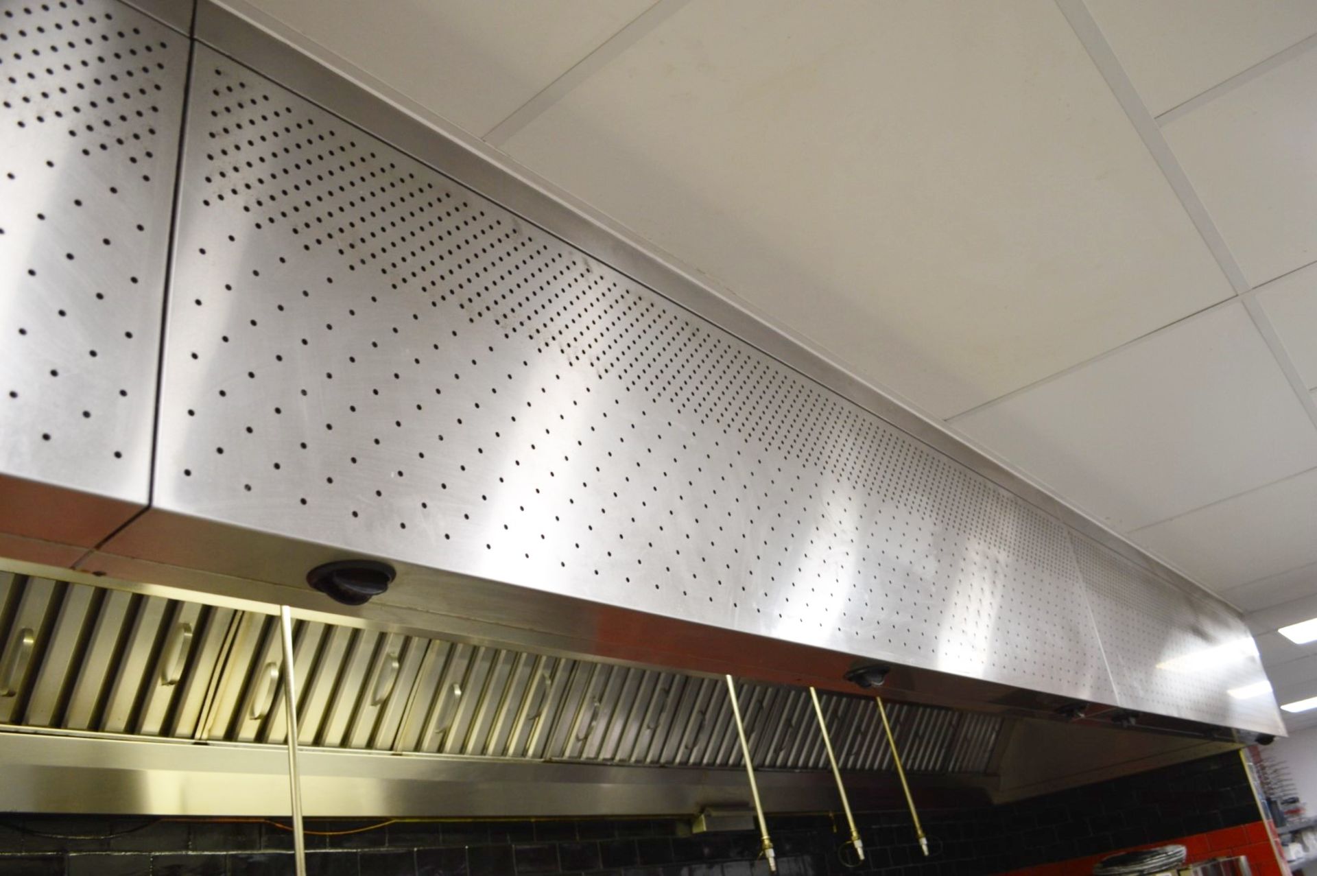 1 x Commercial Stainless Steel Kitchen Extractor Canopy - 30ft Length - H50 x W880 x D140 cms - - Image 5 of 6